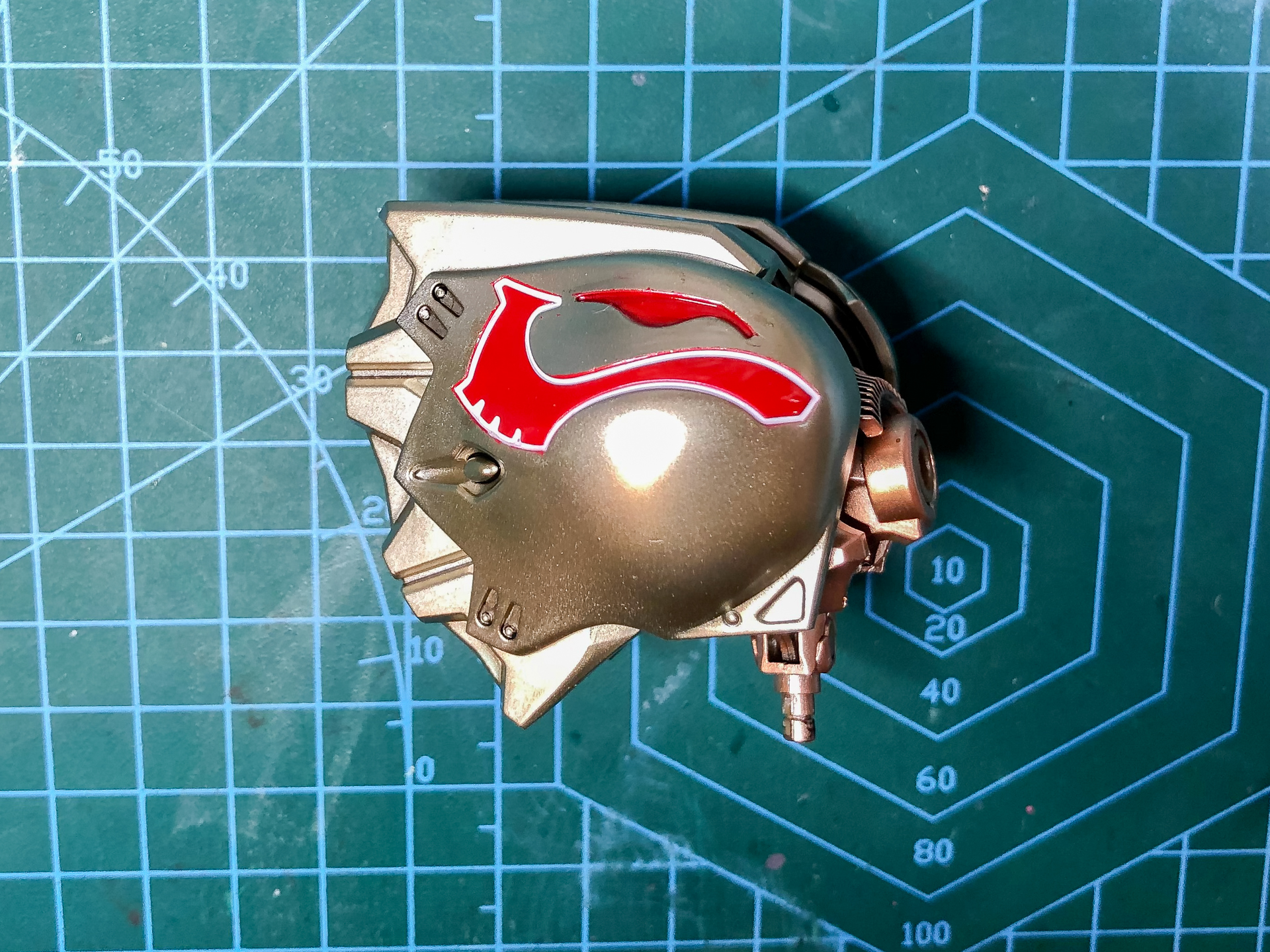 赤の部分塗装が目を引くパーツとなっています。