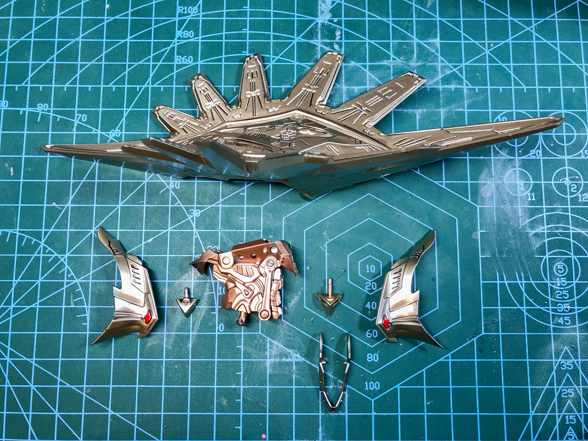 最終組み立てを行なう頭部パーツ。