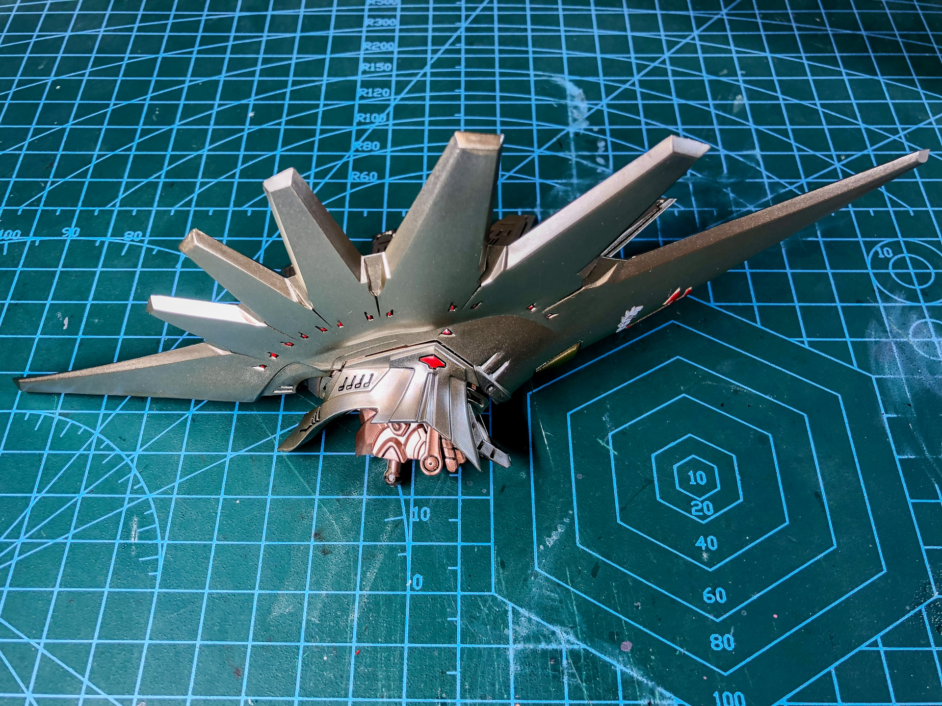 巨大な頭頂部外装パーツは迫力があります。