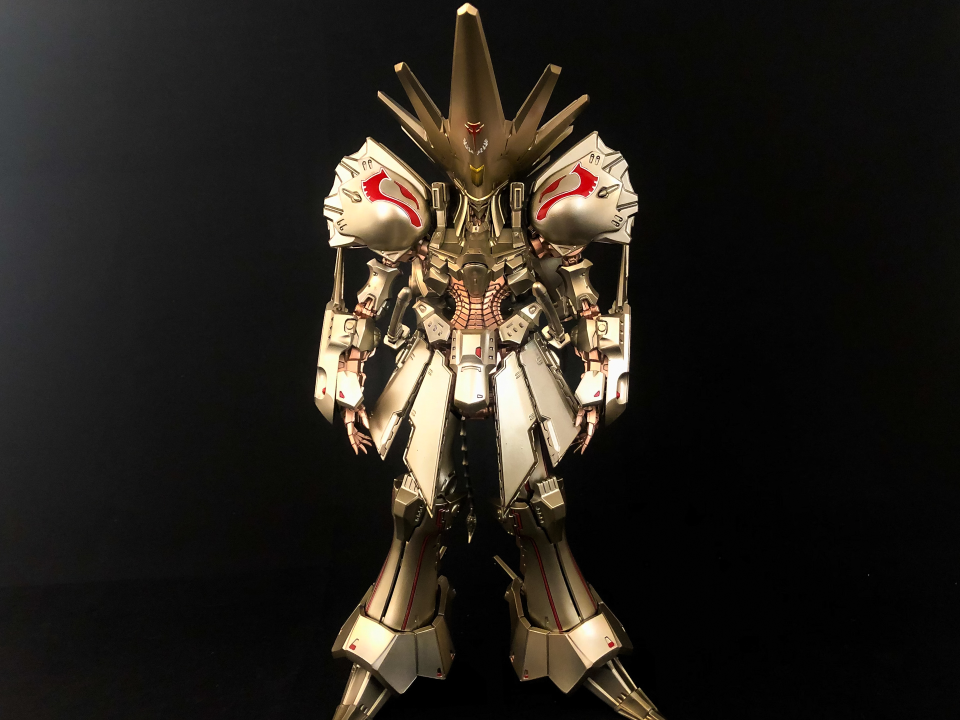 まずは四方から見てみましょう。装甲同士がうまく隙間を埋めるデザインとなっており密度と重量感が感じられます。