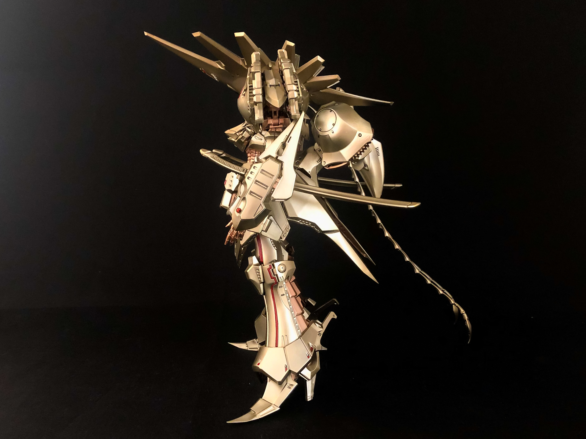 まずは四方から見てみましょう。装甲同士がうまく隙間を埋めるデザインとなっており密度と重量感が感じられます。