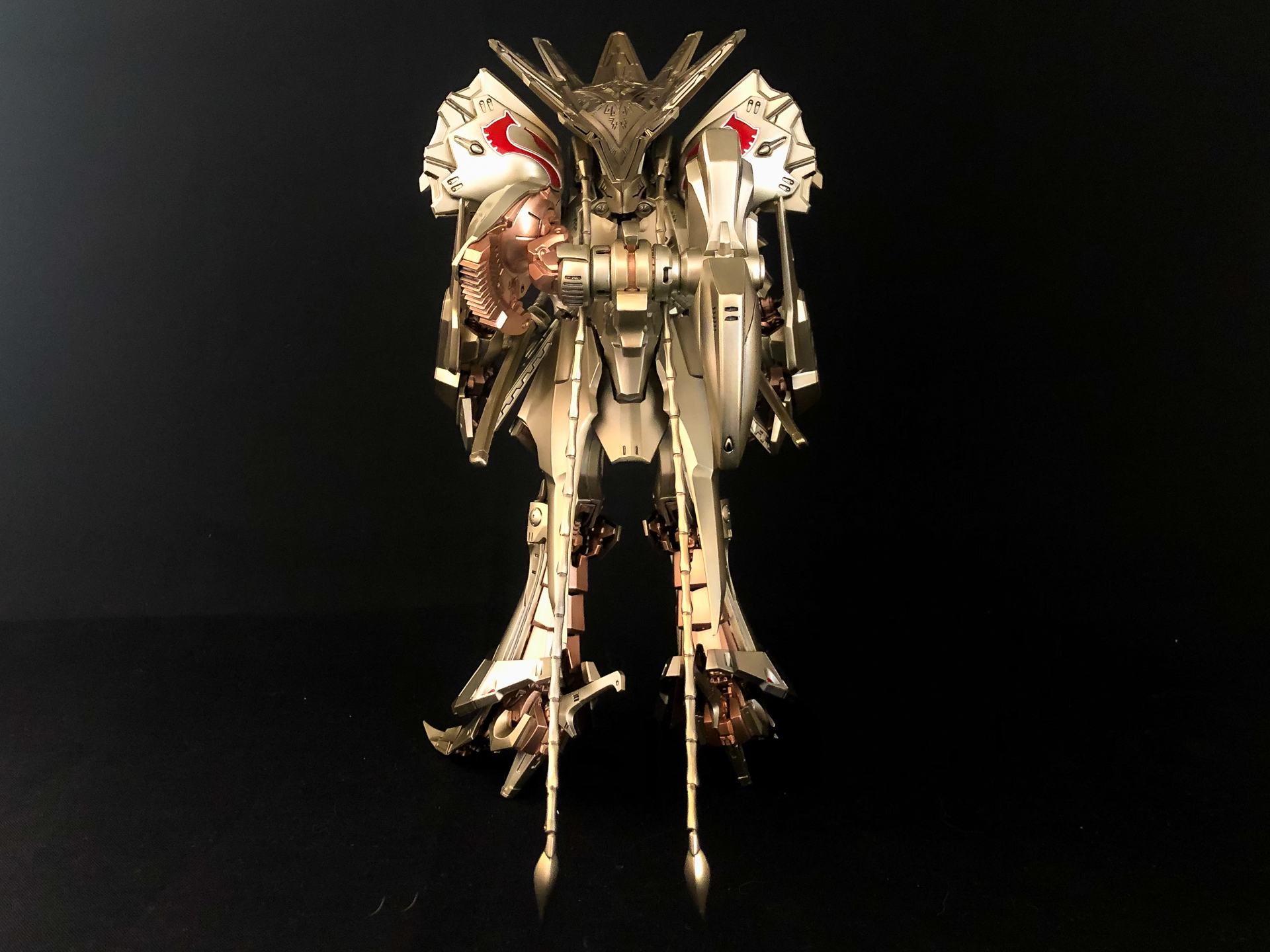 まずは四方から見てみましょう。装甲同士がうまく隙間を埋めるデザインとなっており密度と重量感が感じられます。