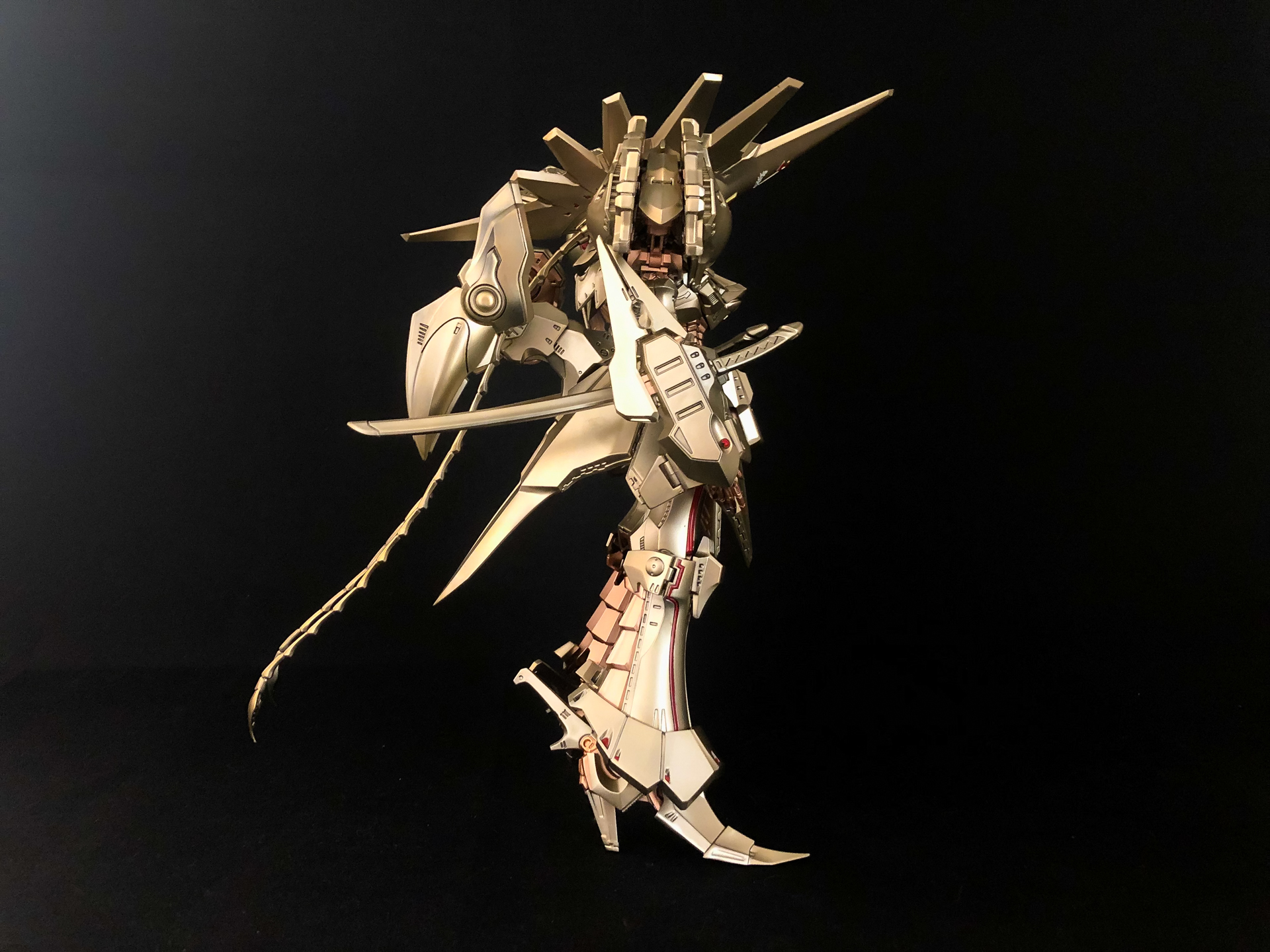 まずは四方から見てみましょう。装甲同士がうまく隙間を埋めるデザインとなっており密度と重量感が感じられます。