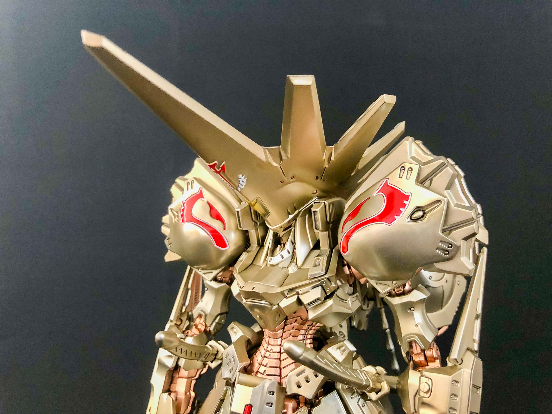 頭部全体。放射状の王冠が特徴的となっています。