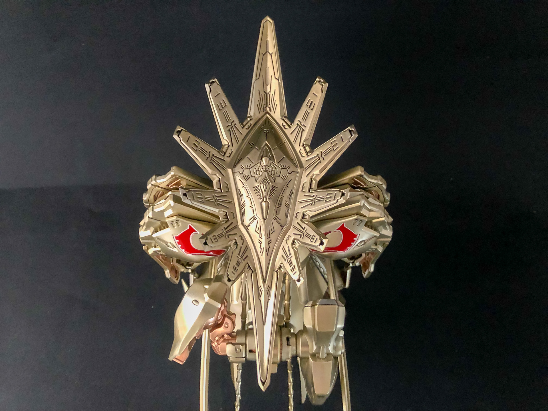 頭頂部にはモールドも細かく入っておりスミ入れを行なうことでよりくっきりさせることができます。