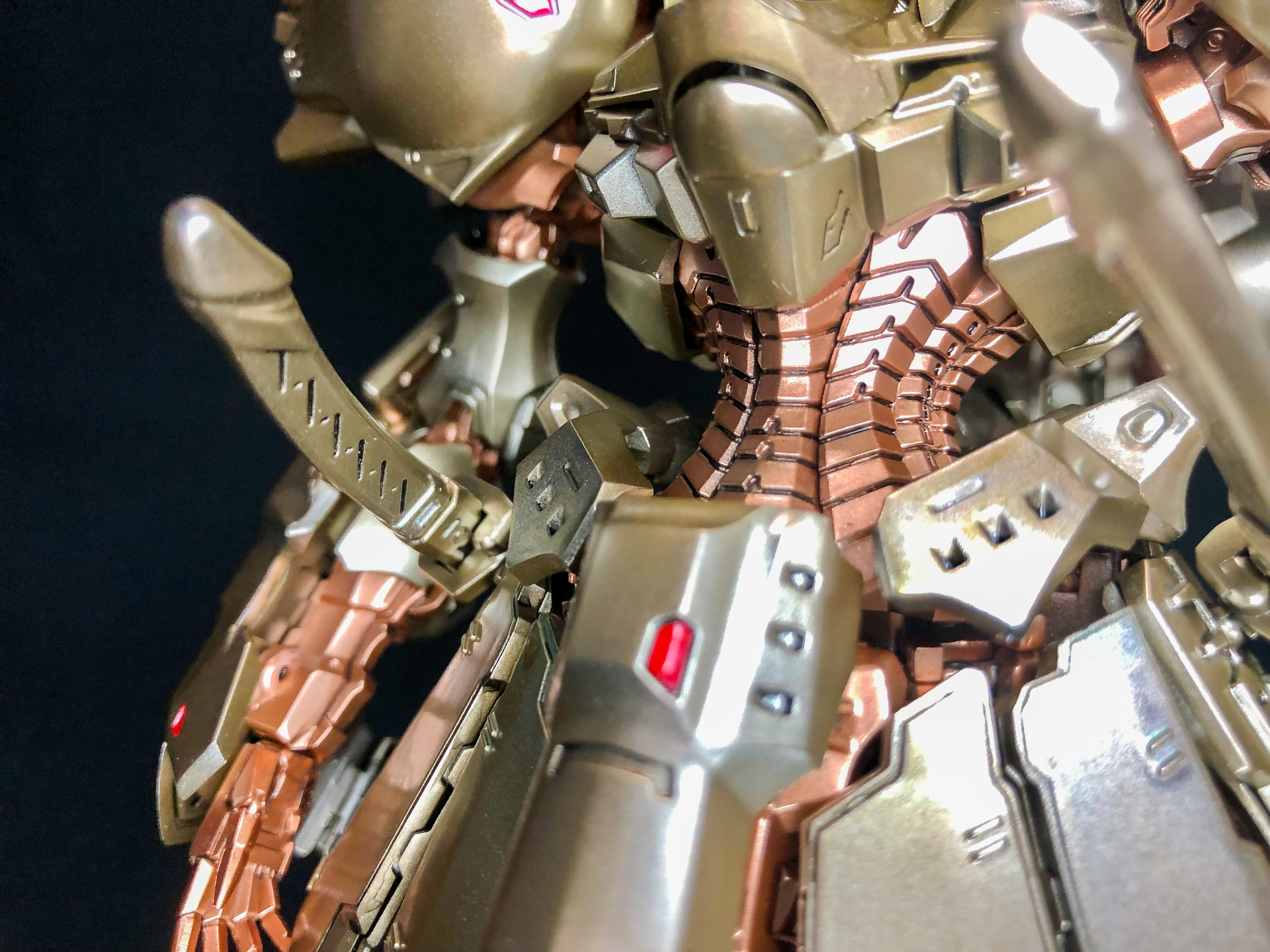 モーターヘッドの特徴ともいえる腹部蛇腹。フレーム状態でも十分カッコよかったと思いますが外装パーツが装備されることで色の対比が入ることでより色気が増しているように思います。