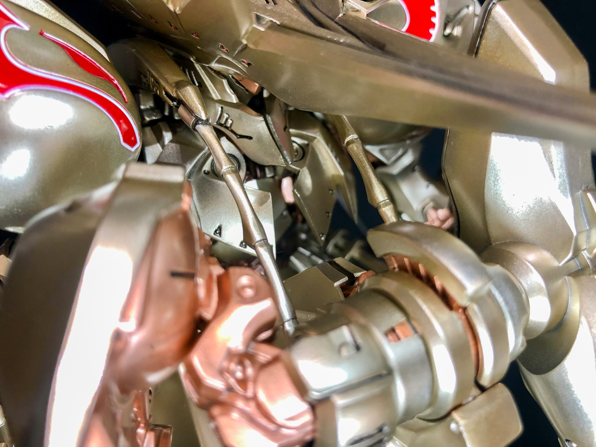 背面には特徴的なバックパックを装備。このディテール密度は圧巻です。