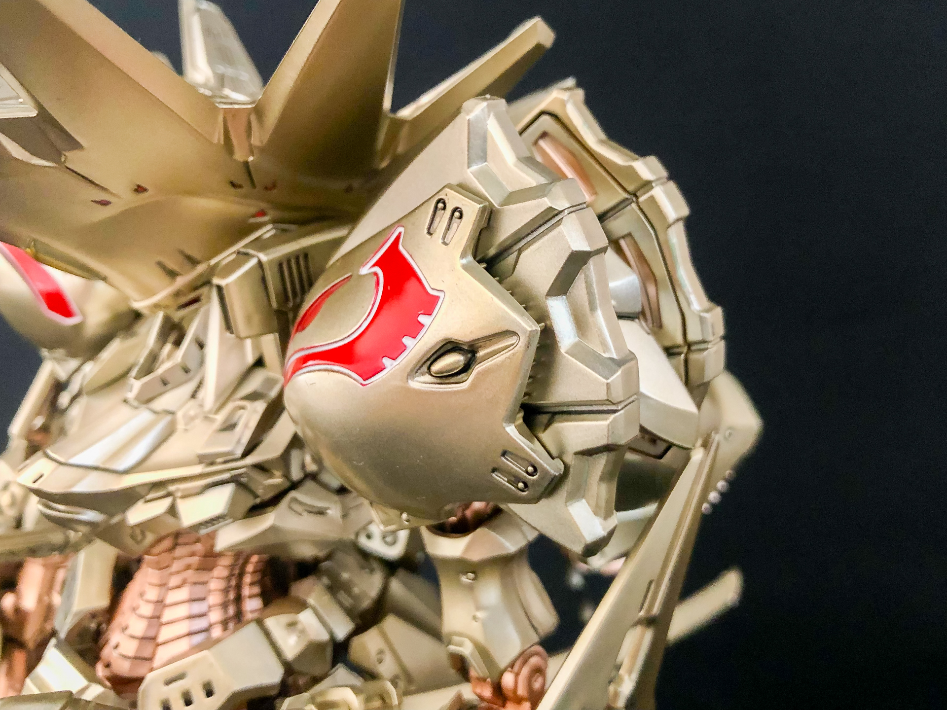 肩部は大きいパーツなので特に目立つ部分。赤色の部分塗装がいいアクセントとなっています。