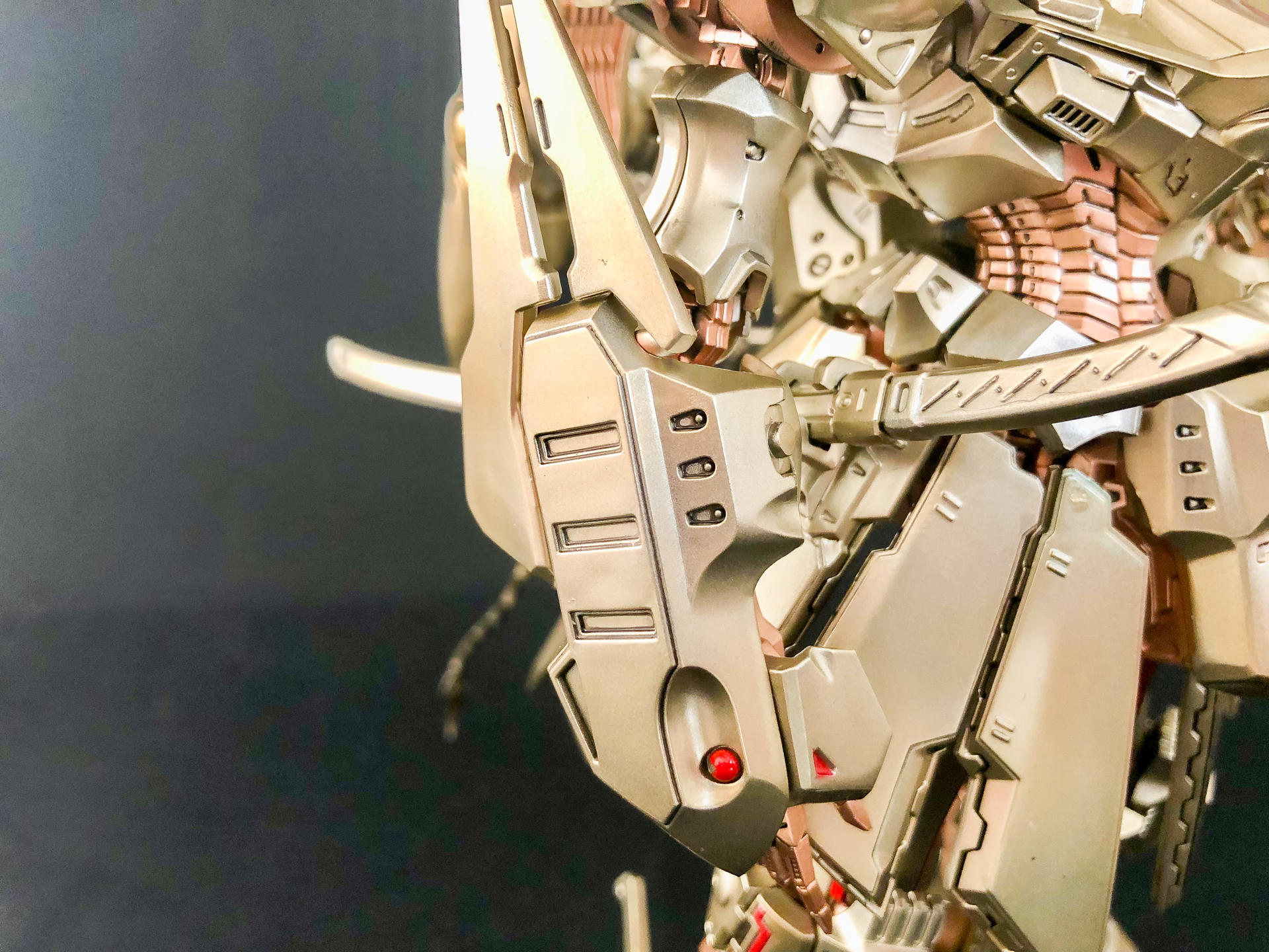 前腕にはアーマーがついてマッシブなシルエットになりました。