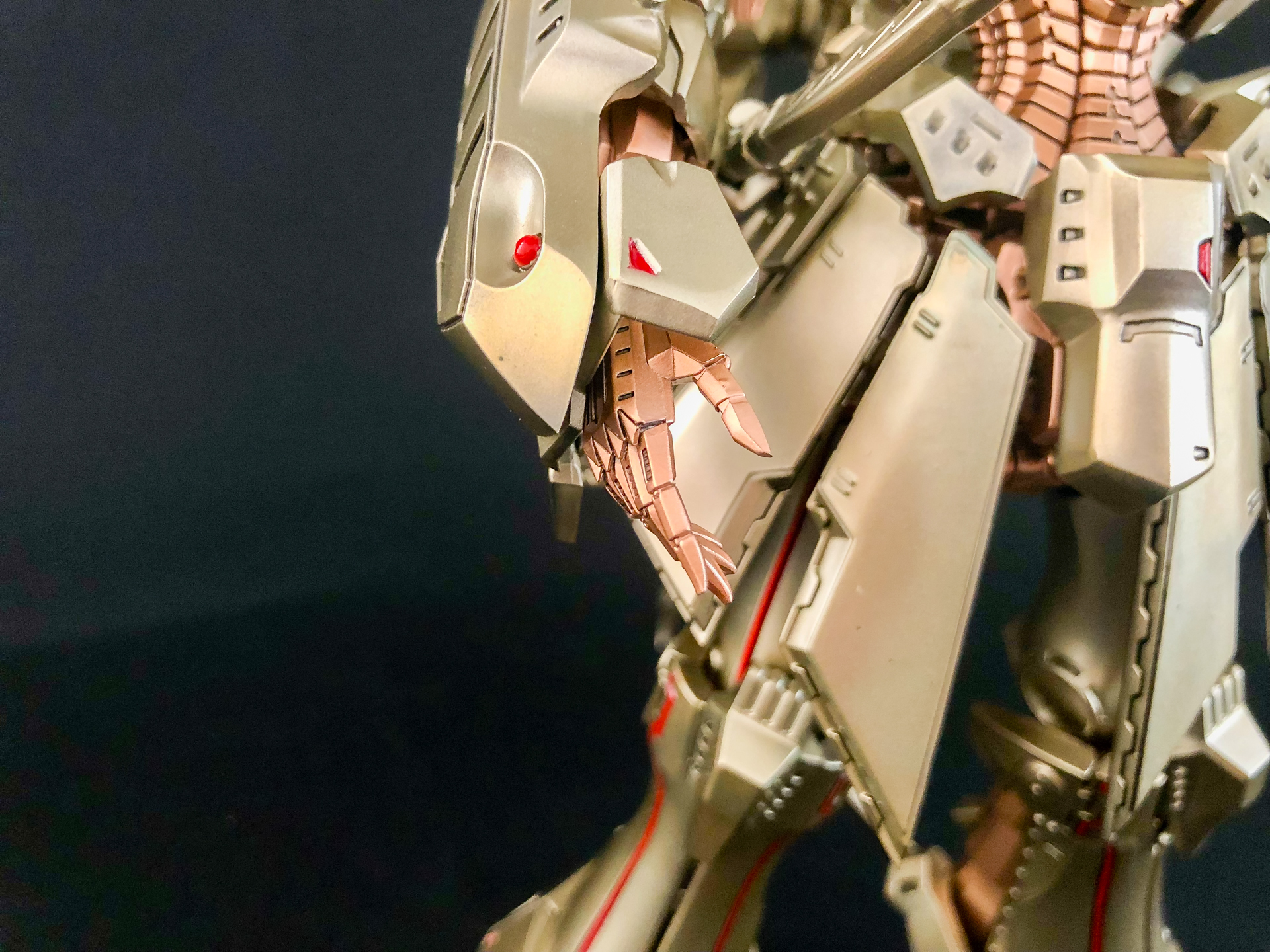 手先はフレーム完成時と変化がありませんが、ハンドパーツのフレーム色と前腕部外装色との対比で引き締まって見えます。