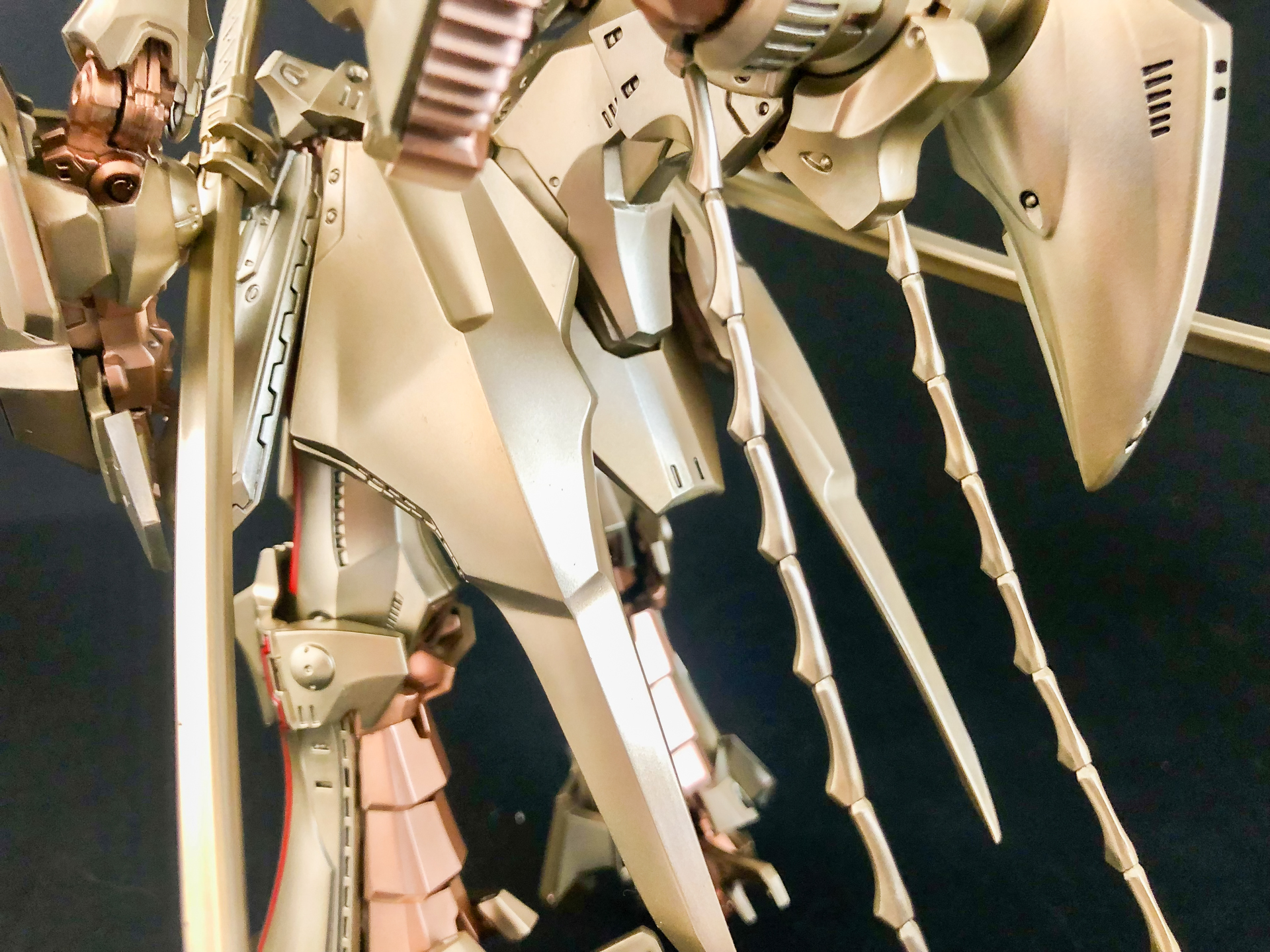 背面の腰アーマーが長くなっており燕尾服のようなスマートさがあります。