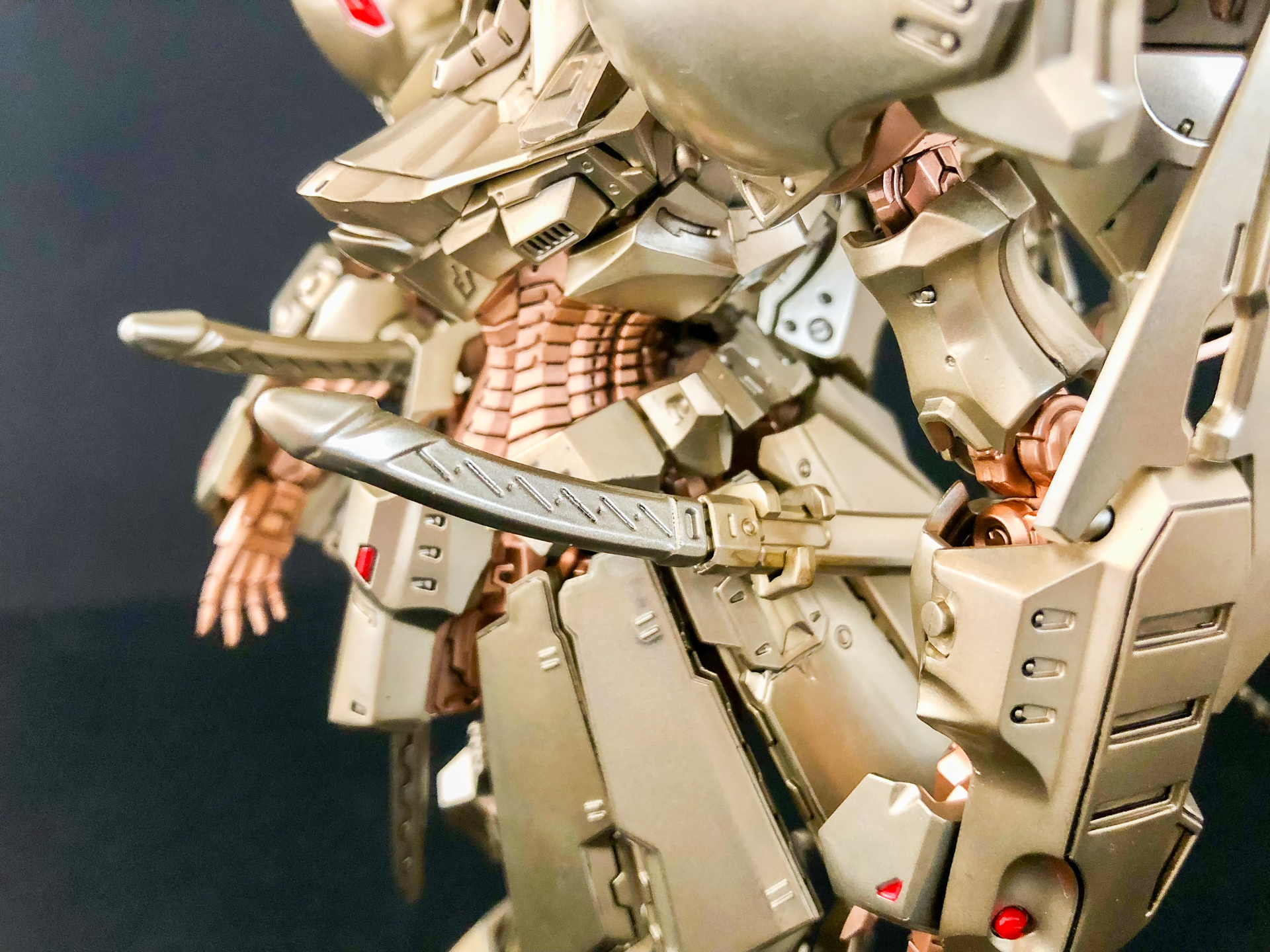 武装の太刀は腰の両側にマウント可能です。