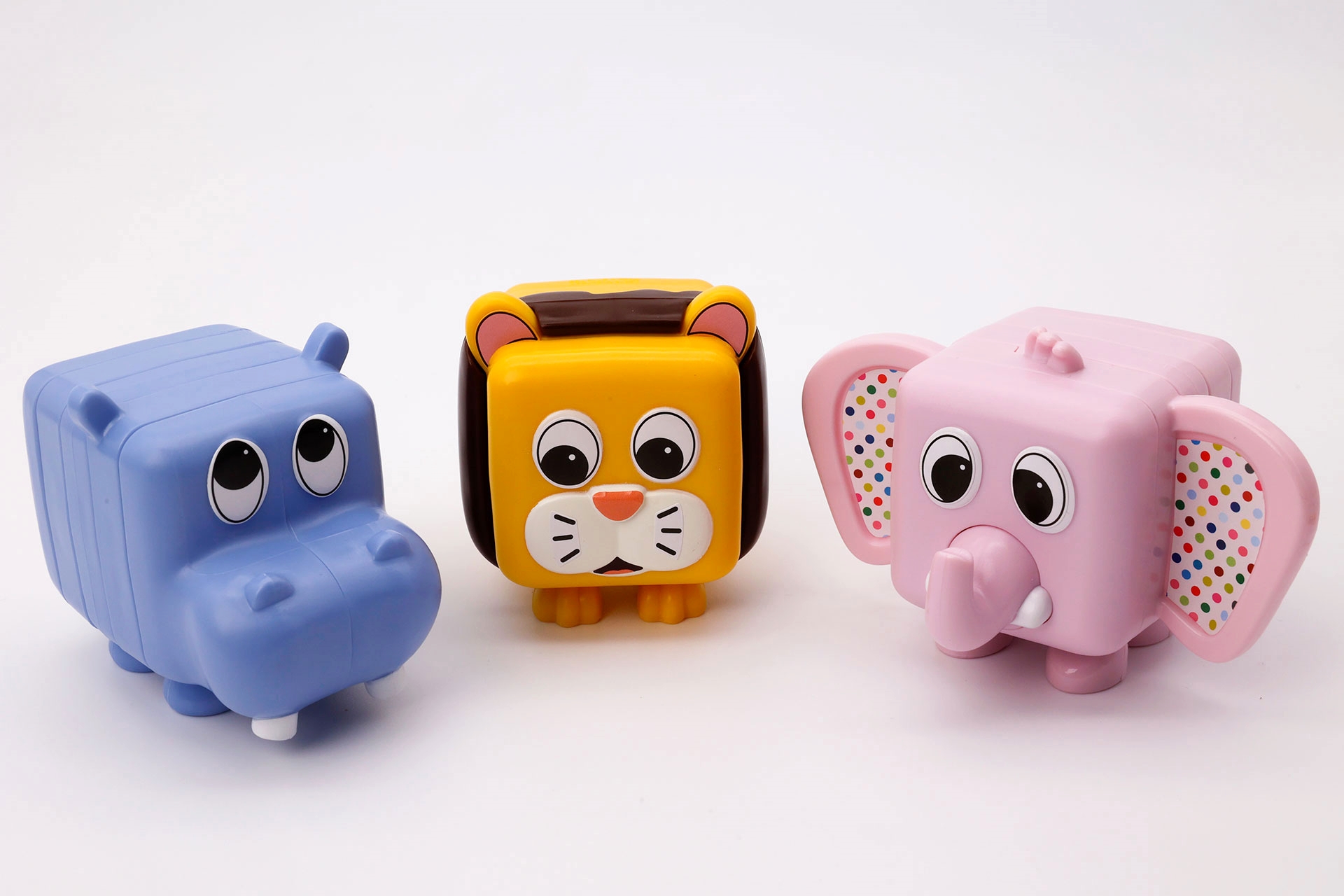 第1弾のどうぶつブロック。左から「Hippo（カバ）」、「Lion（ライオン）」、「Elephant（ゾウ）」