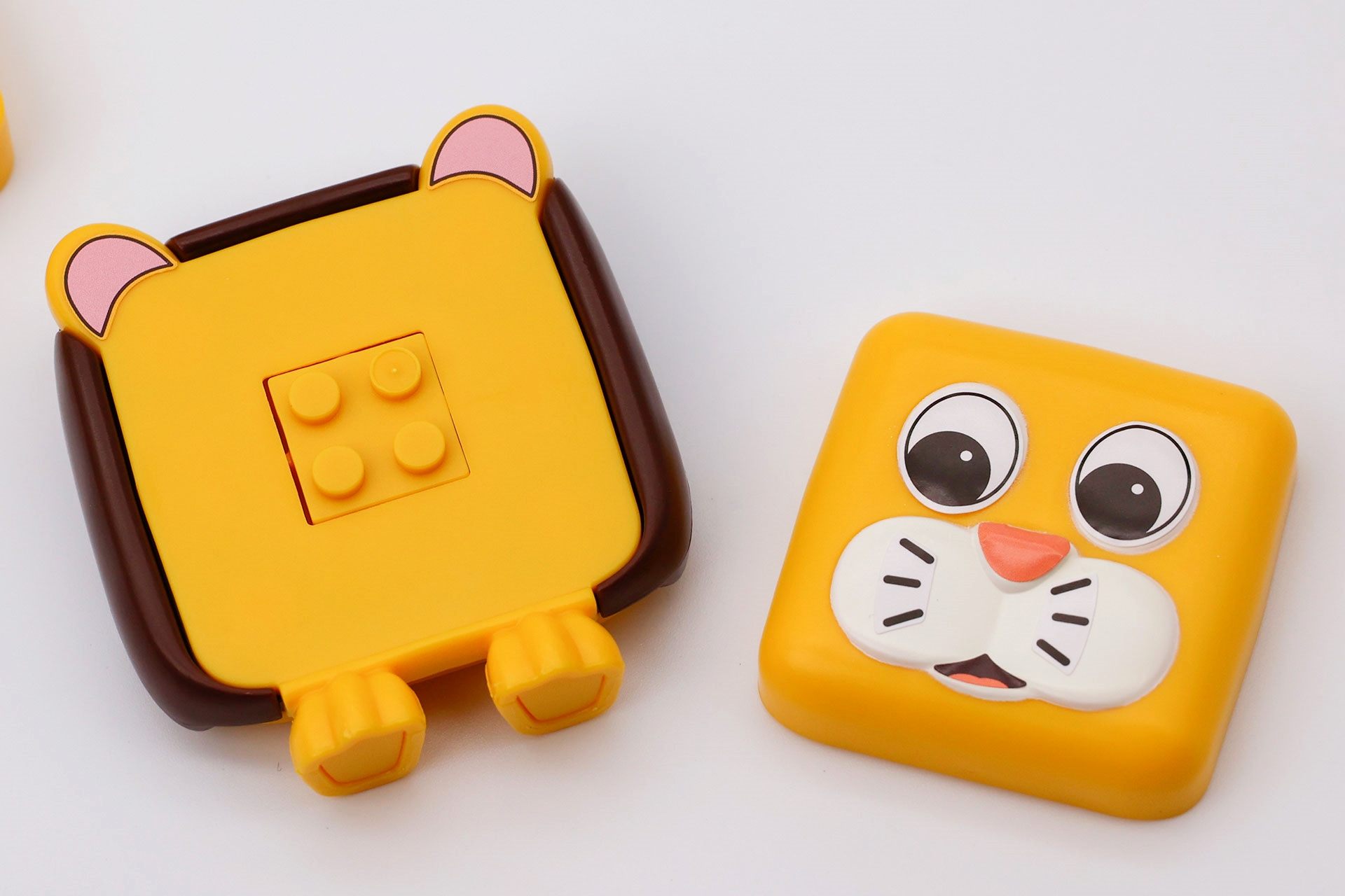 こちらが、顔と耳のシールを貼ってみたところ。なかなかいい感じに仕上がった