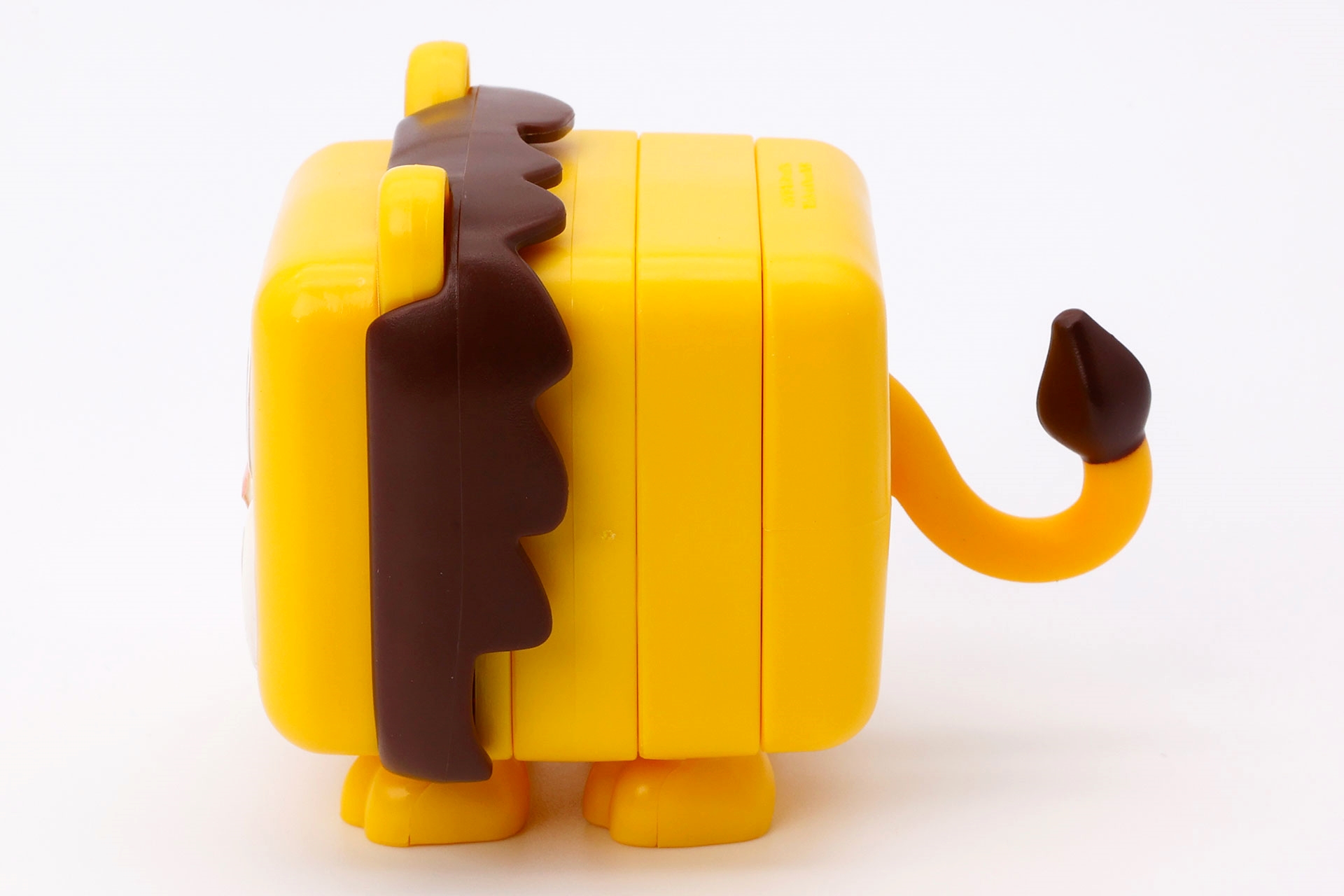 真横から見たところ。足としっぽのバランスが違いすぎるところもかわいらしい