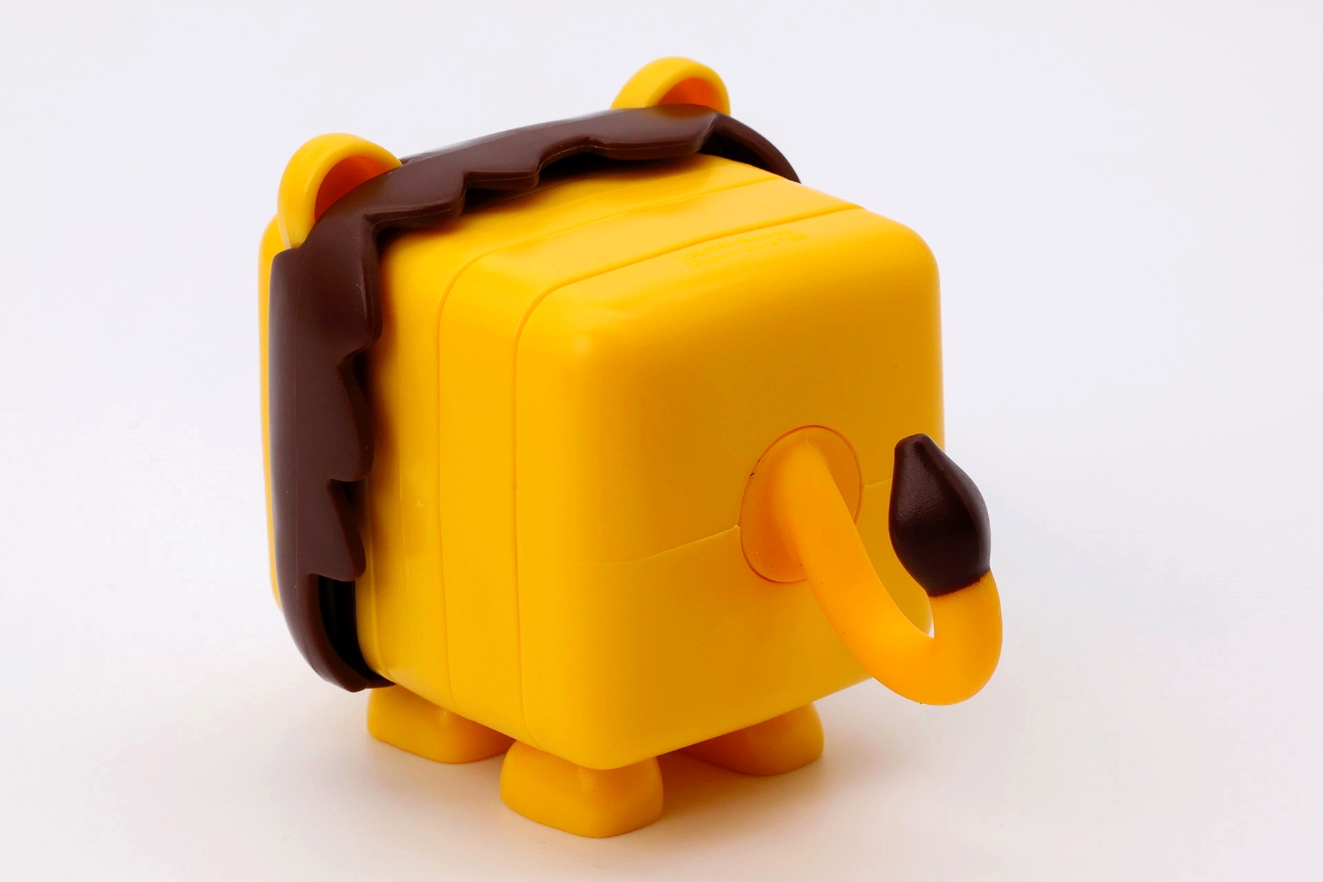 全体的にほぼ黄色で構成されている。足や胴体部分はほかの動物と組み合わせるとカラフルになりそうだ