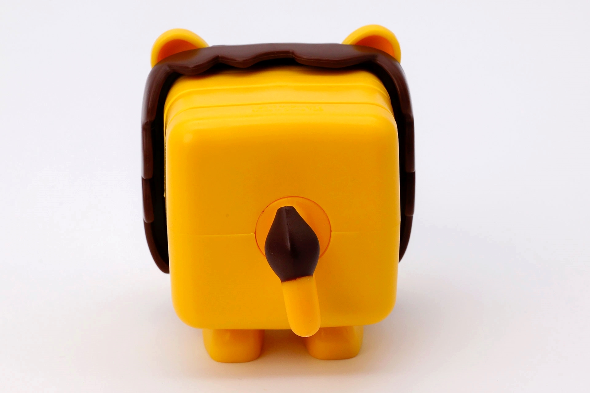 真後ろから見ても、たてがみと耳はしっかりと出ているのは面白い