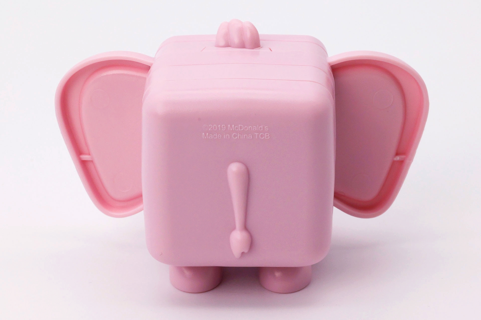 大きな耳もあるためか、後ろからもゾウとわかるフォルムになっている