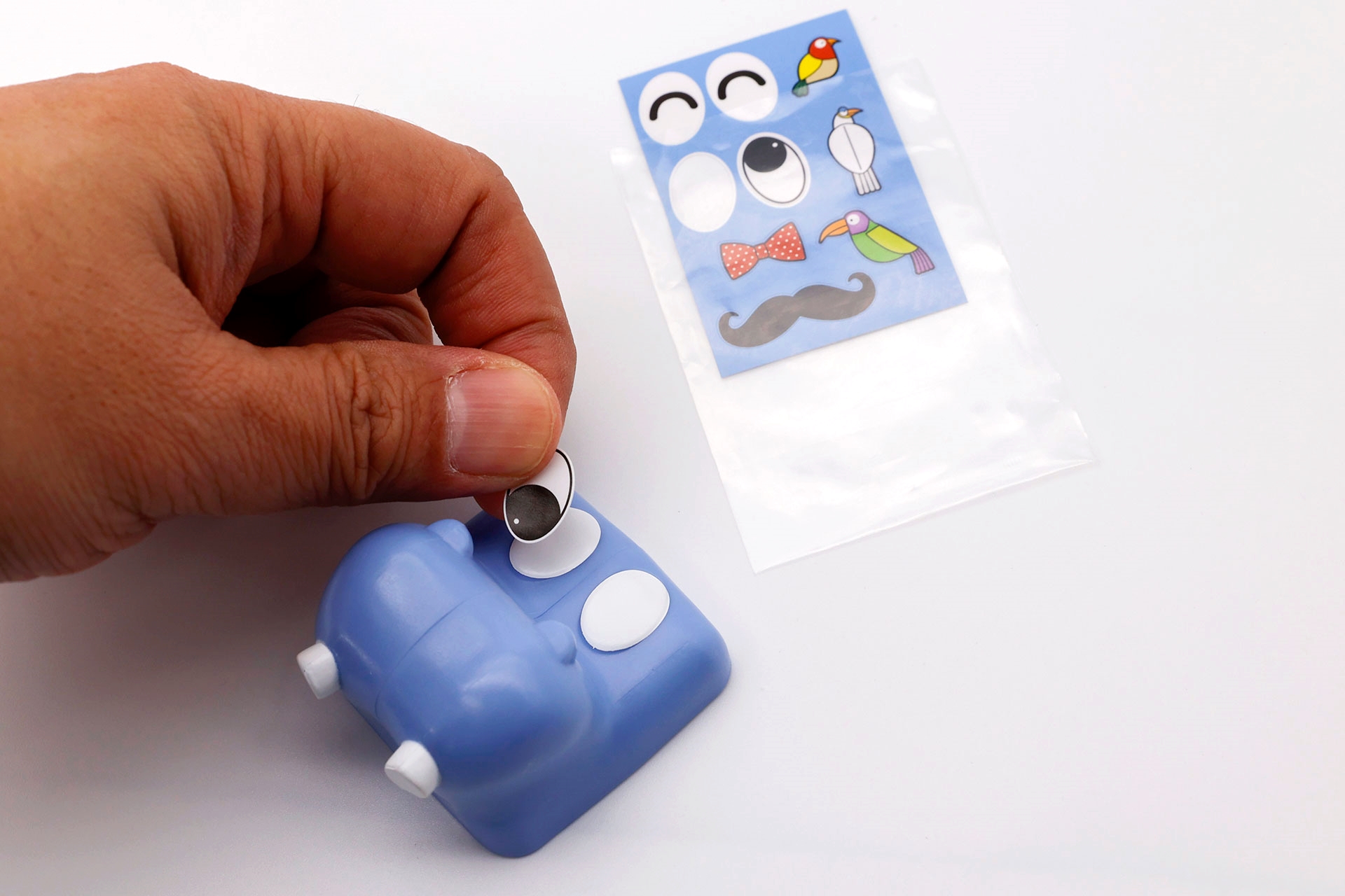 好みのシールを選んで、ブロックに貼っていこう