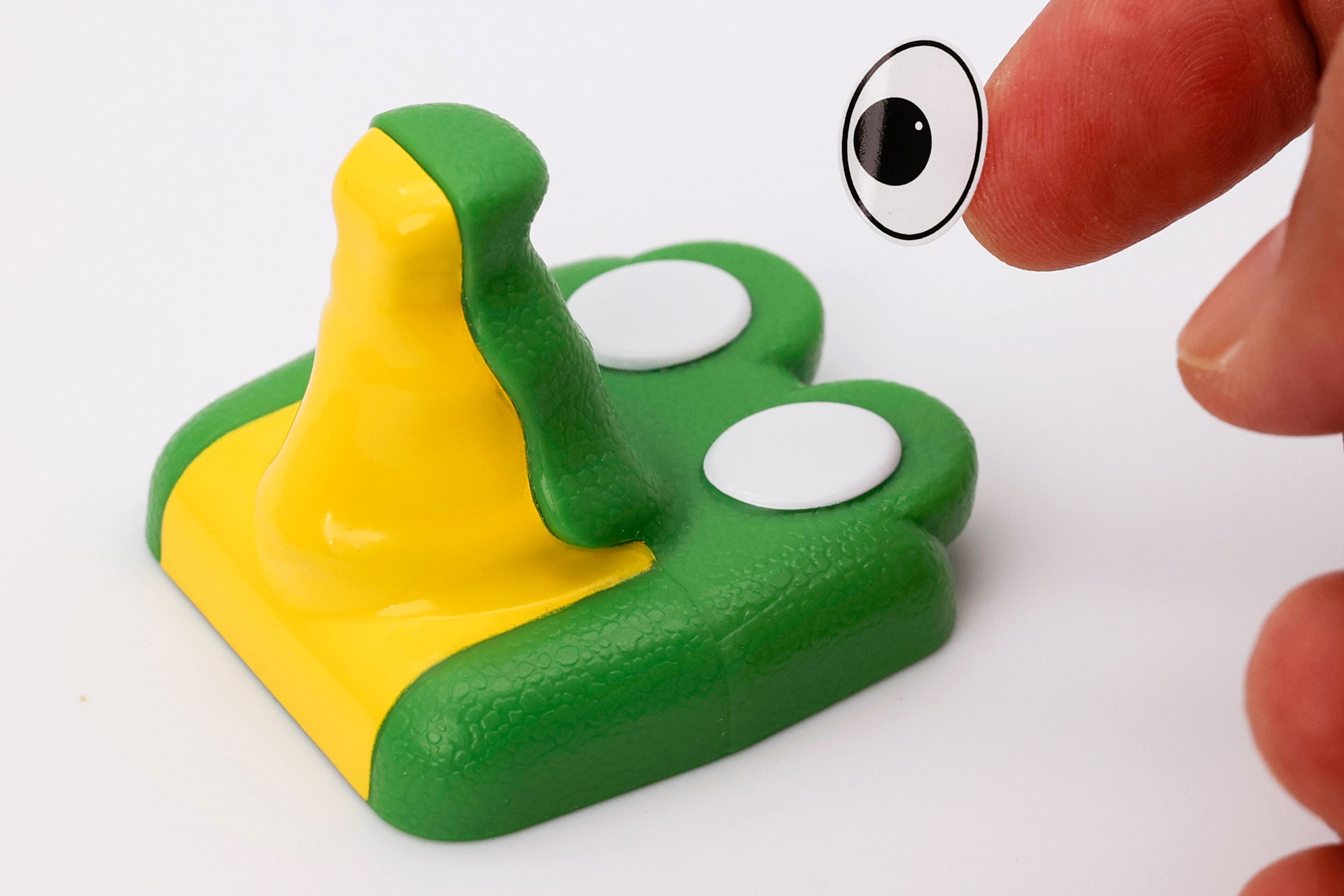 付属のシールを選んで好きなところに貼っていこう