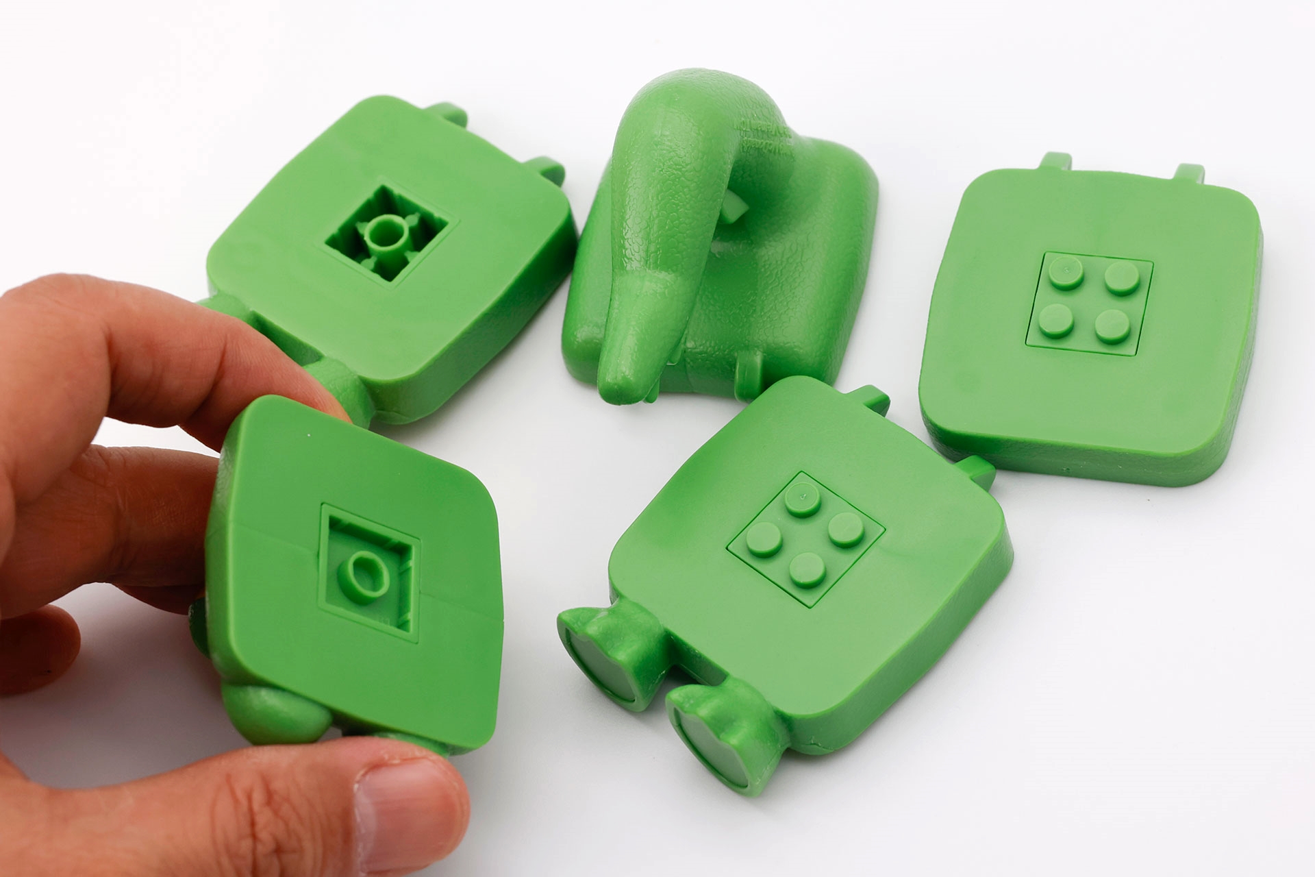 シールを貼ったら、ブロックを組み立てていこう。あくまでも、こちらの「Crocodile（ワニ）」を作り上げるときの注意点だが、しっぽを逆に付けてしまうことがあるので向きをしっかり確認しよう