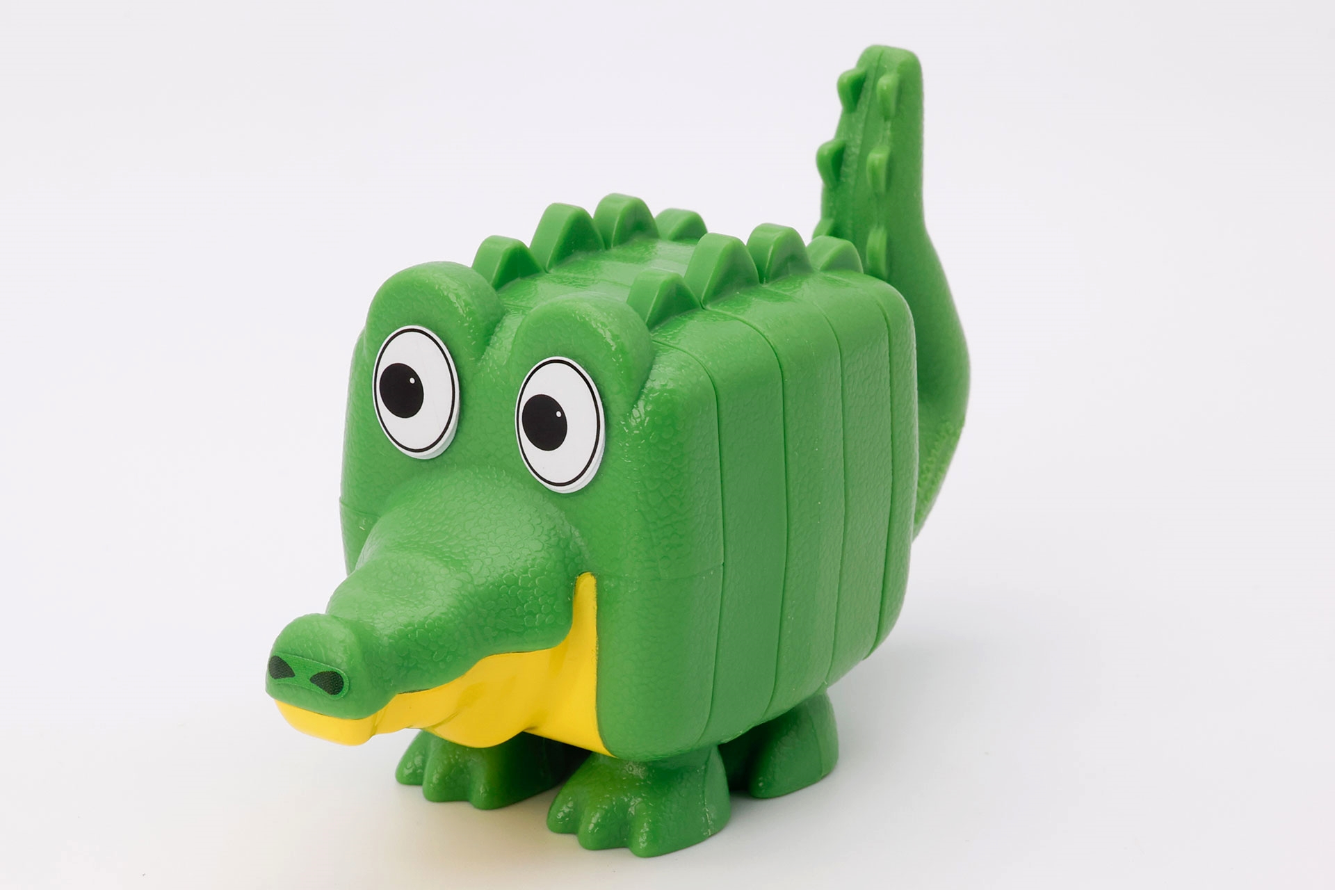 ワニらしくもあり、恐竜の子供のようでもある。緑色と黄色のコントラストも素晴らしい