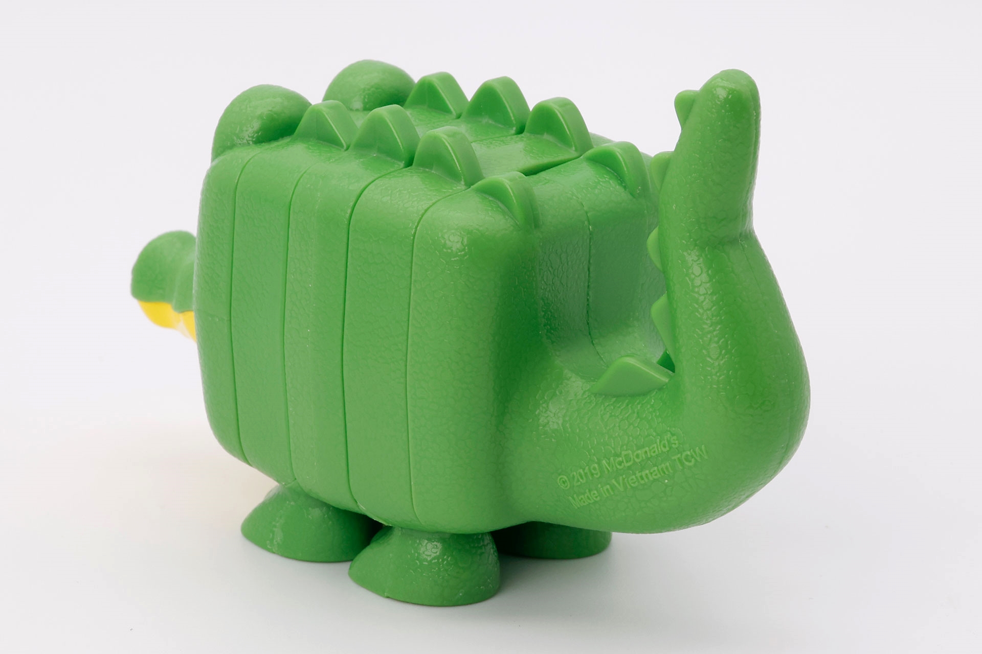 他のブロックではお尻にコピーライトが刻まれているが、「Crocodile（ワニ）」ではしっぽの部分に刻まれている