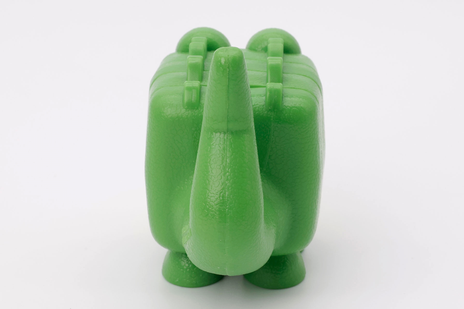 しっぽ部分はこのように上に突き出しているため、逆に付けると体が浮いてしまう