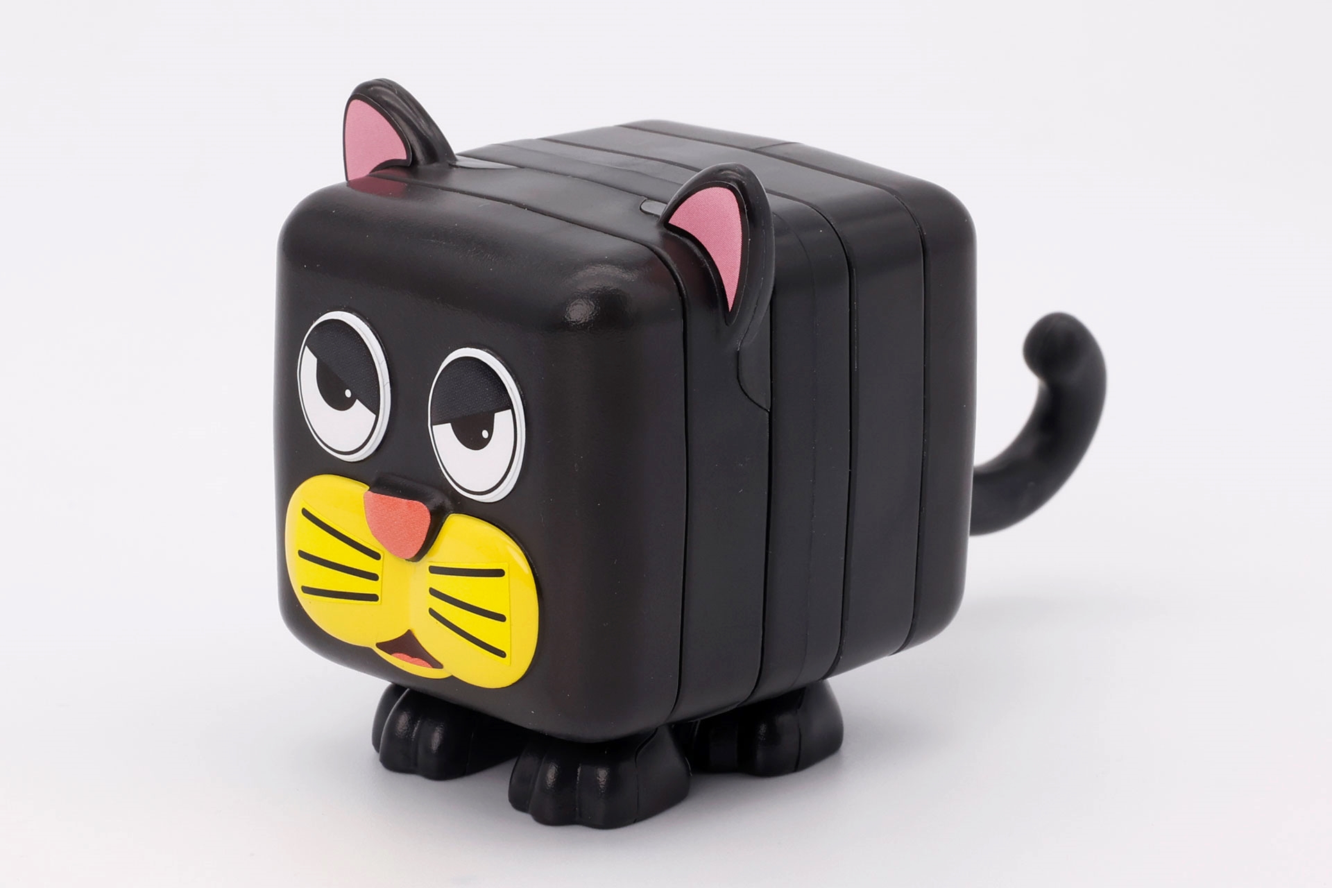 表情はシールによっても変わるが、このふてぶてしさがヒョウというキャラクターに似合っている