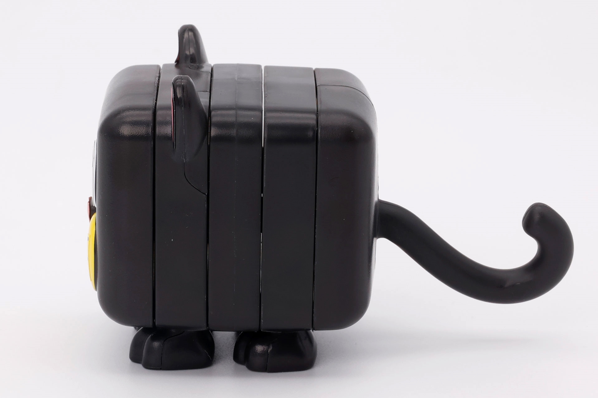 横から見たところ。しっぽがかなり後方に伸びている