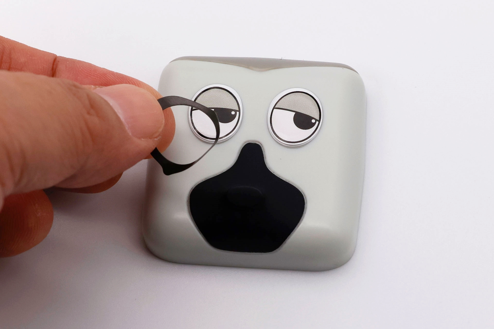 目のまわりの黒い部分は、シールを貼って表現している