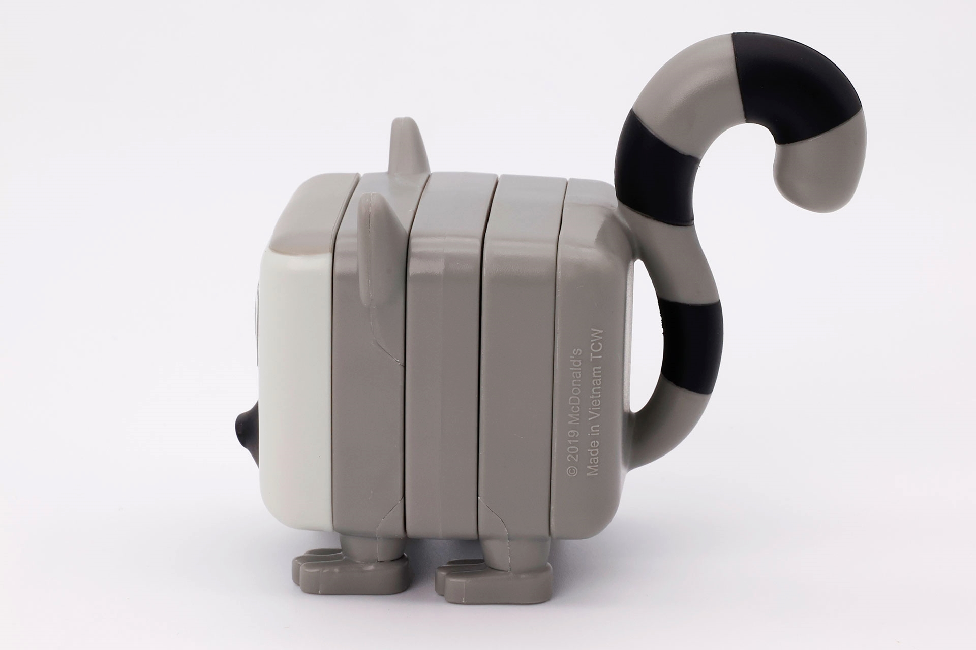 横から見るとよくわかるが、このように尻尾はかなり大きめだ