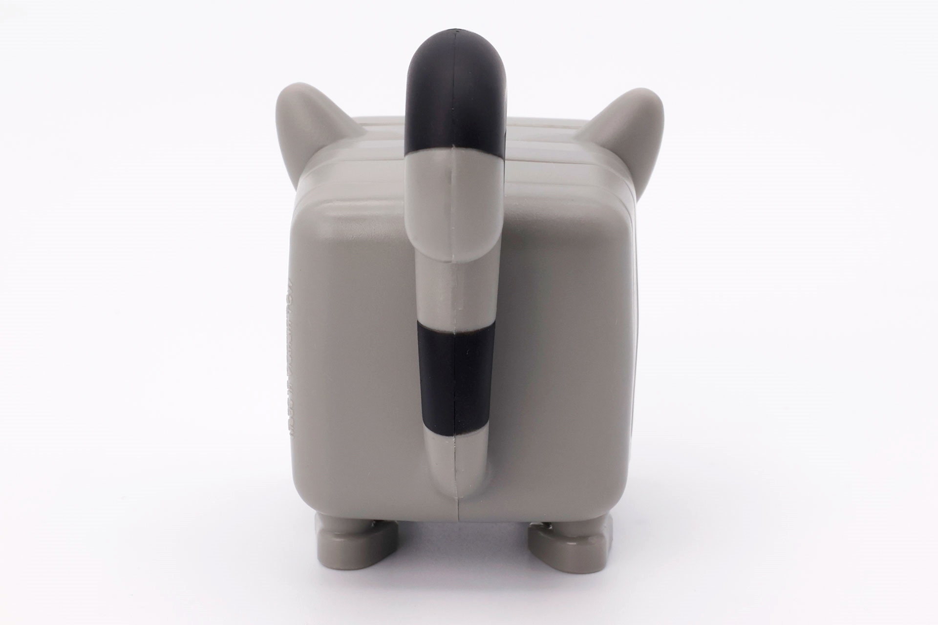 このしっぽもワニと同様上方に飛び抜けているため、反対に付けると足が浮いてしまう