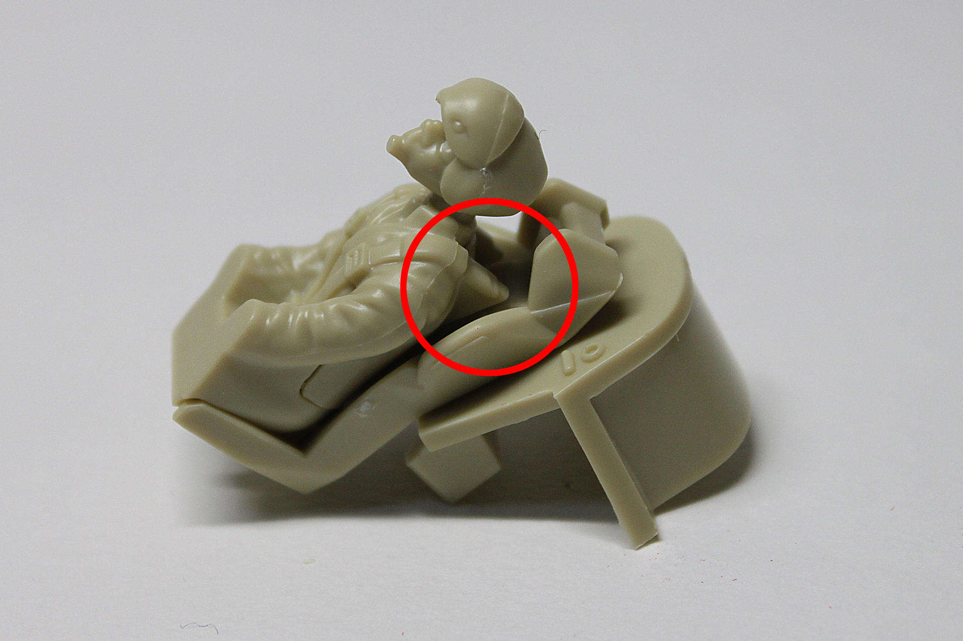 中身を取り出してみました。背中が肉厚で、そのせいで前のめりになっているようです