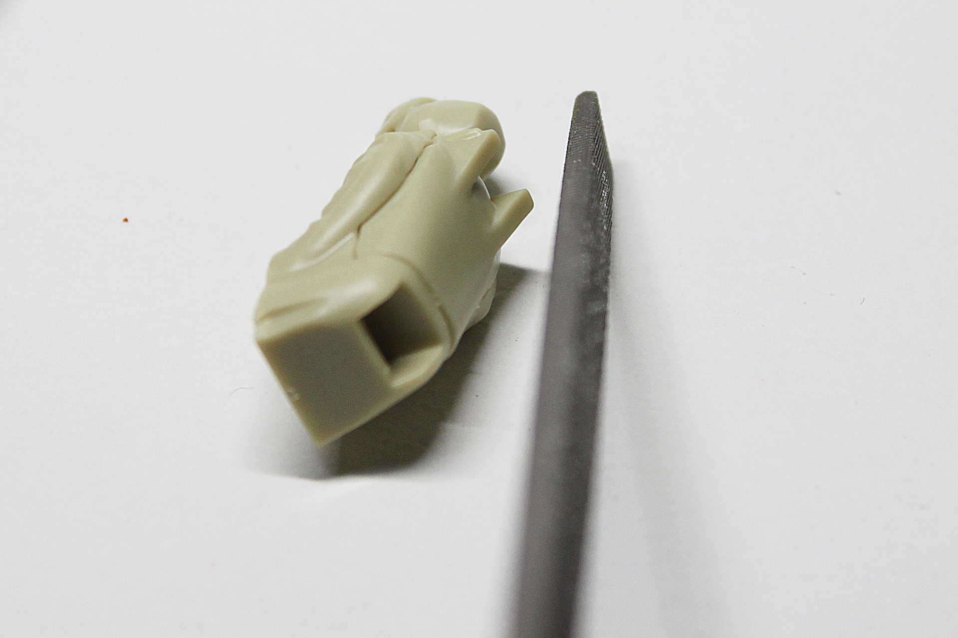 ヤスリを背中にあてます