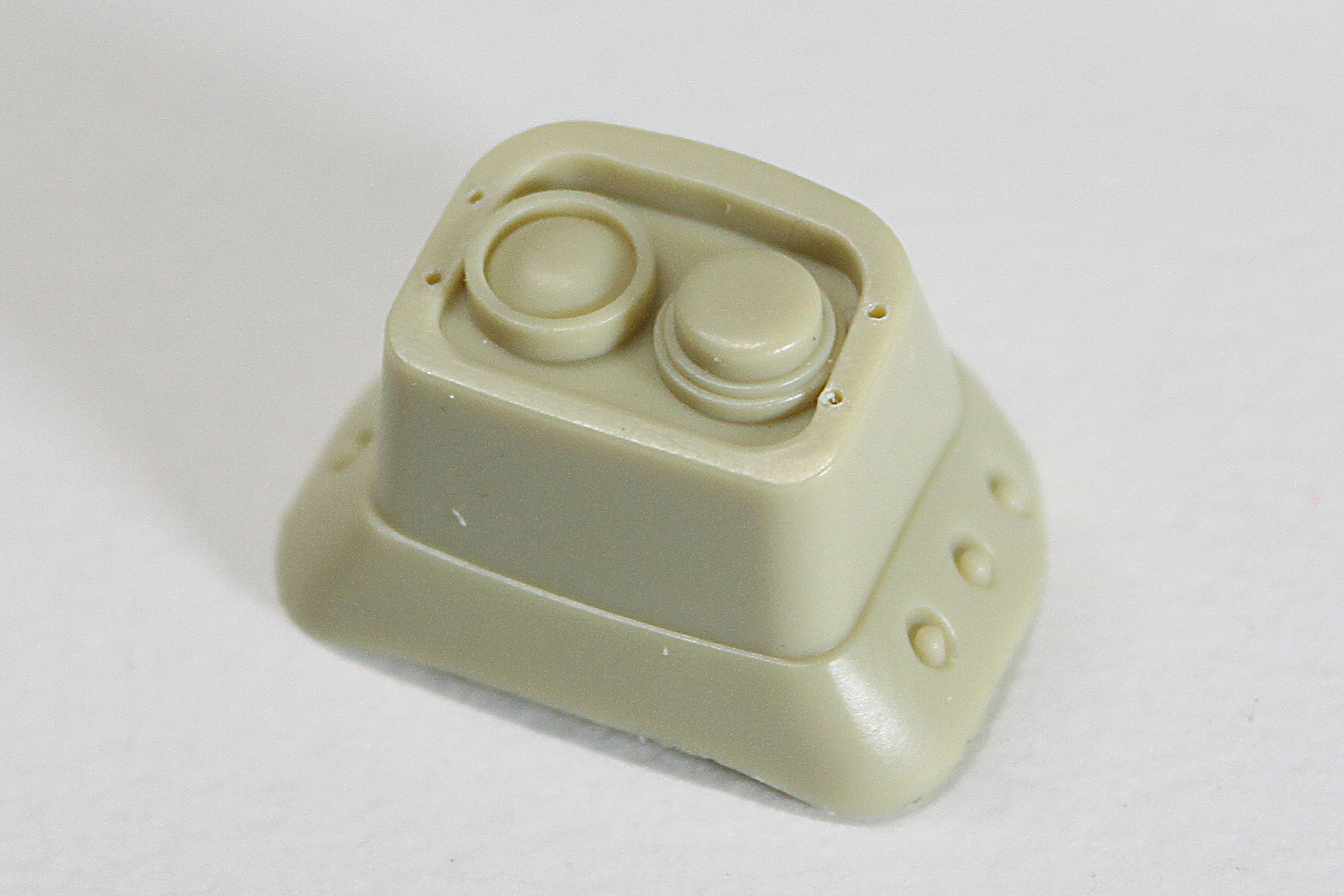 ピンバイスで穴を開けました。若干ズレてますね……。まあいいや。気にしない気にしない