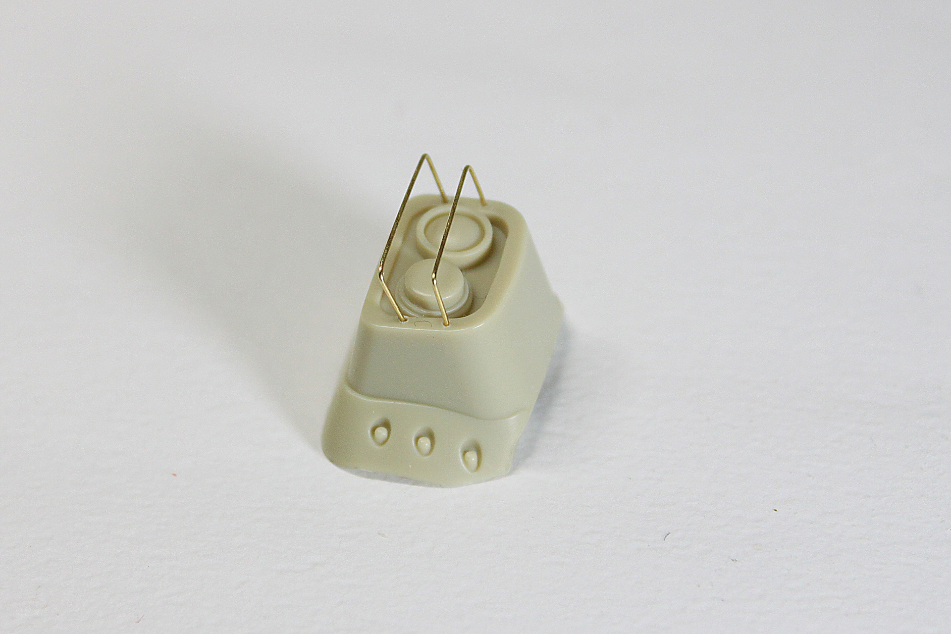 できました～。穴開けて真鍮線を通すだけ。めっちゃかんたんです。上手い人がやると精度が高くて精密になるのですが、まあ私の場合はこんなものでしょう