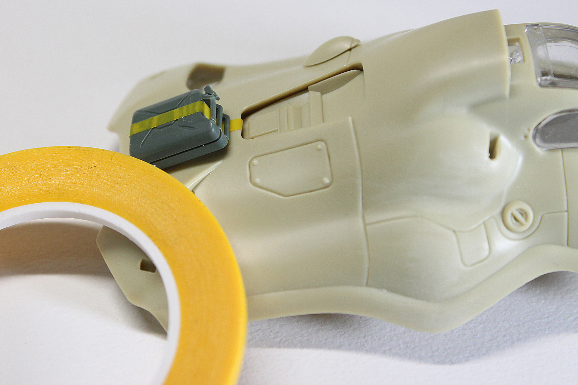 背中に付けてみました。細いマスキングテープをベルトに見立てて使ってみようと。あとで茶色に塗るつもりです