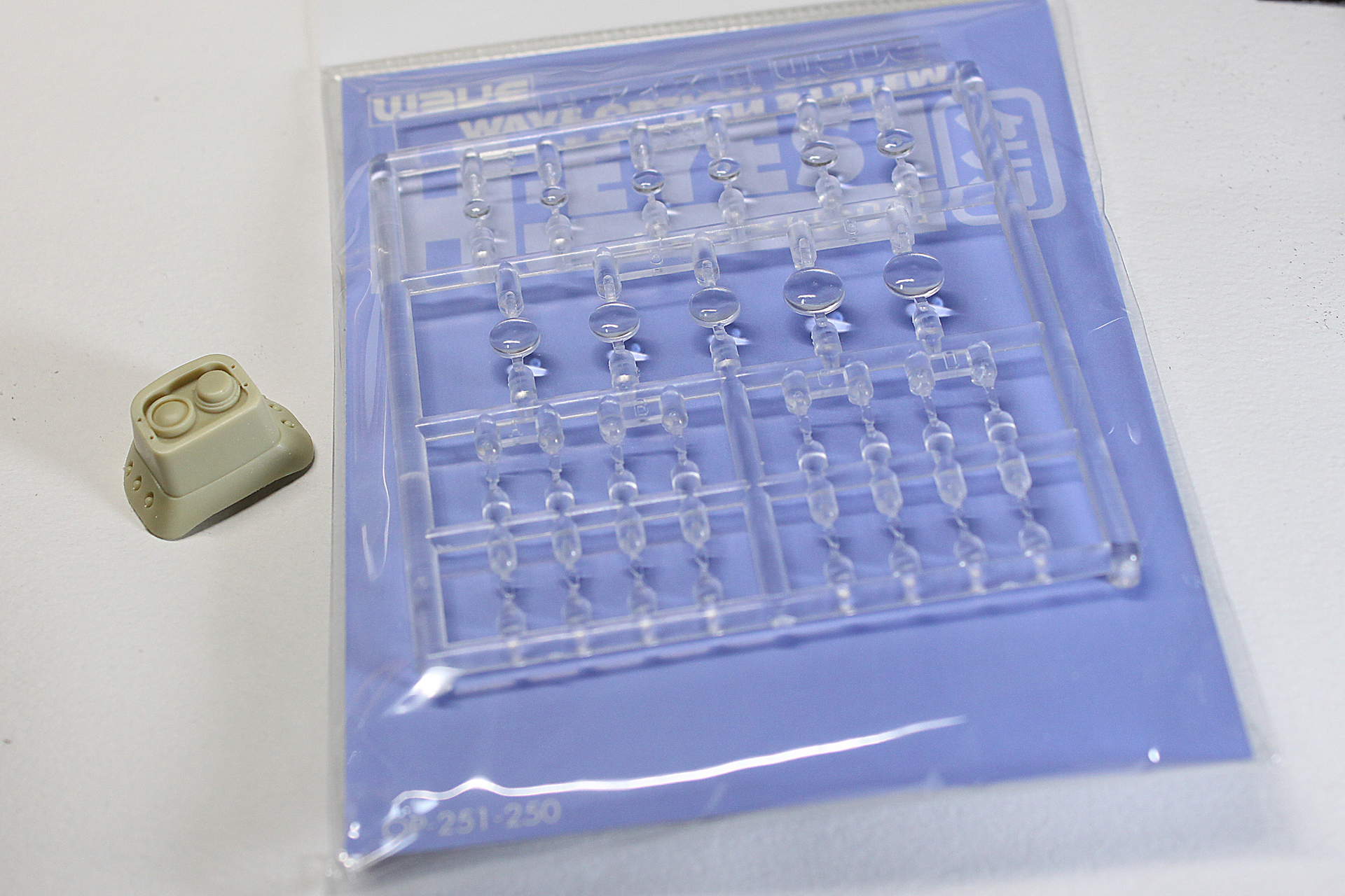 フロントのパーツとH・アイズ。