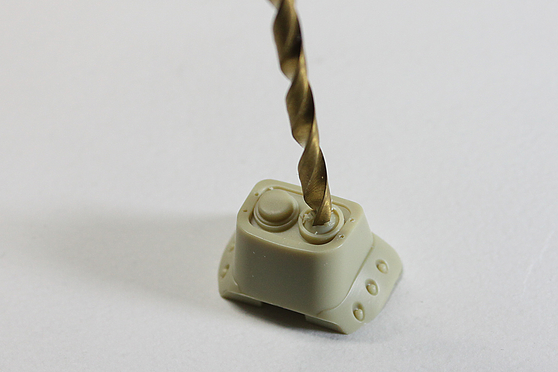 うまく真ん中に穴を開けていきます。最初にカッターなどで中心にアタリを入れておくとスムーズです。ま、ズレたら強引に軌道修正するか、デザインナイフなどに切り替えてエグッてもいいでしょう