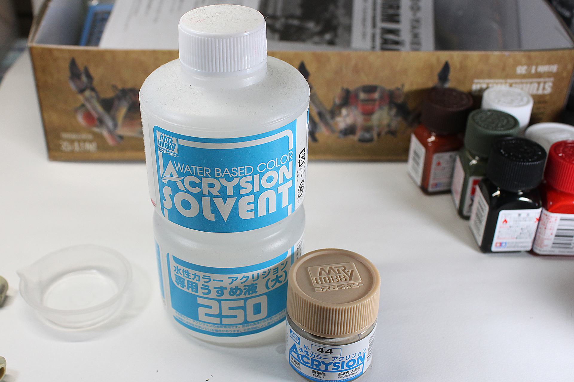 専用薄め液。水洗いができるとはいえ、塗装する場合は専用の薄め液を使います
