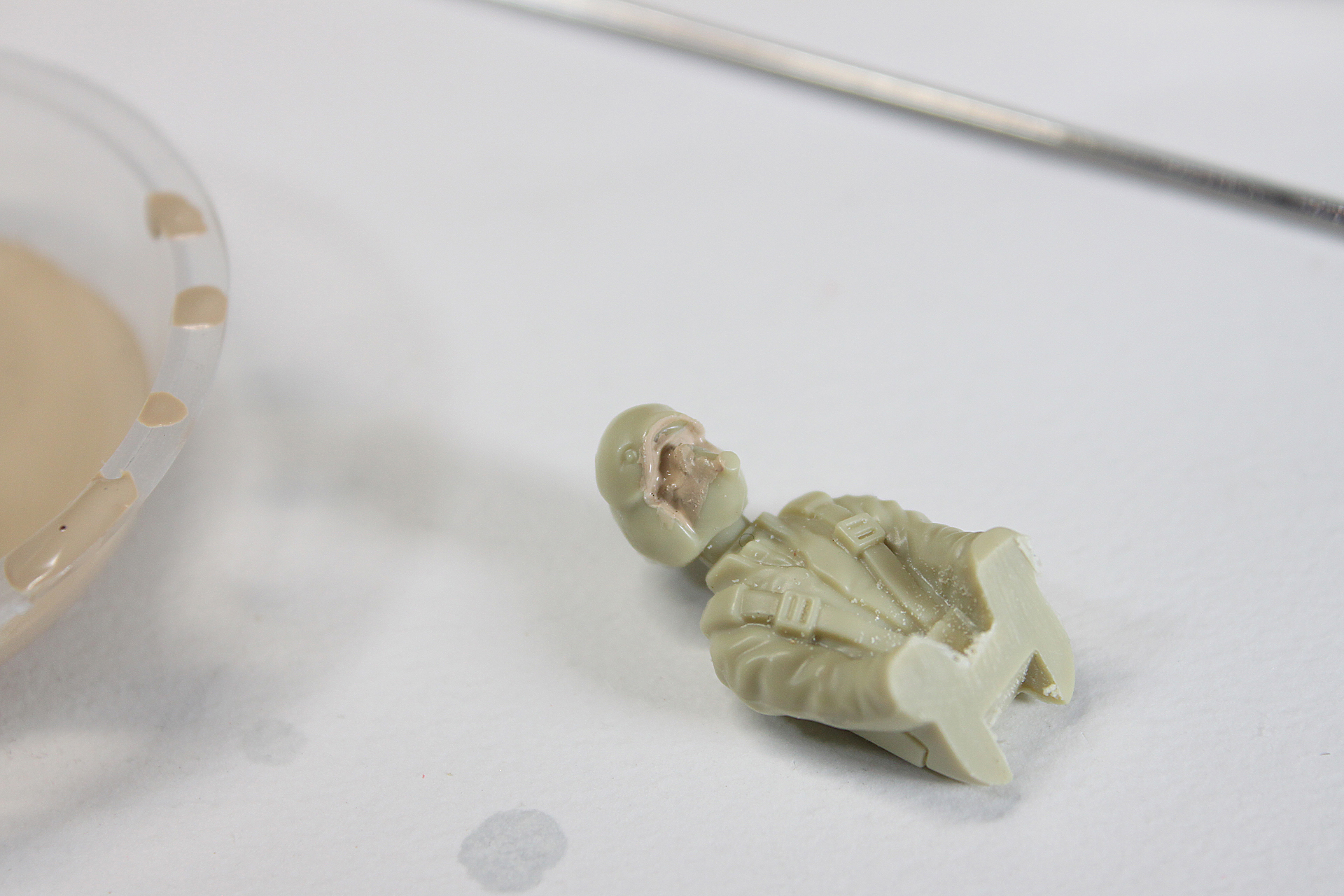 ベチャッと。はみ出していますが、この大きさではみ出さないように塗るのはムリゲーですし、後々他の箇所を塗り重ねるので大丈夫です。奥まっていて、明るいところから塗っていきましょう