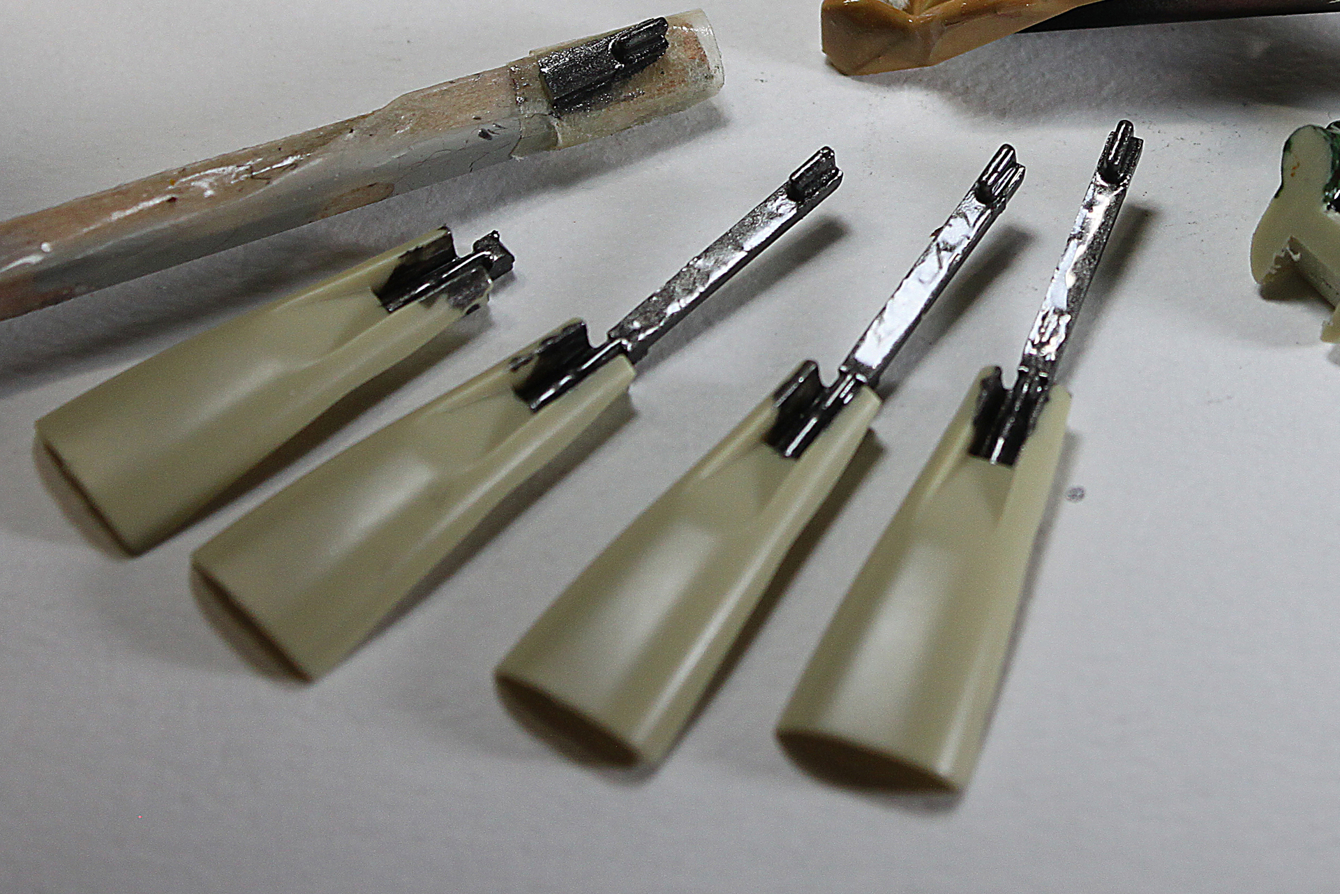 さらに、このヒザアーマーも、足先とともに差し込みます。