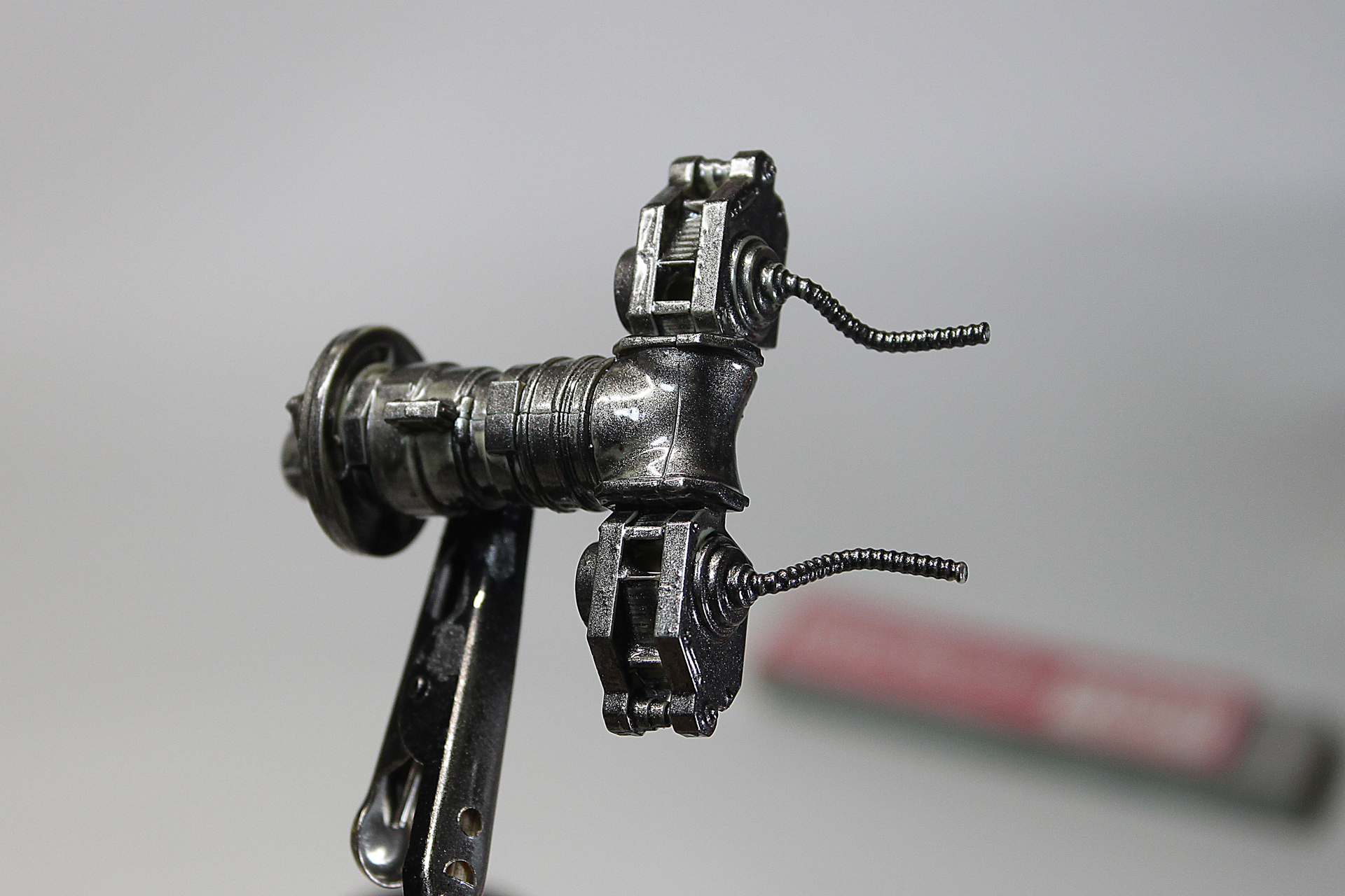 黒鉄色を塗ればめっちゃメカ感出ます。こちらは、目立たないと踏んで合わせ目を消していません