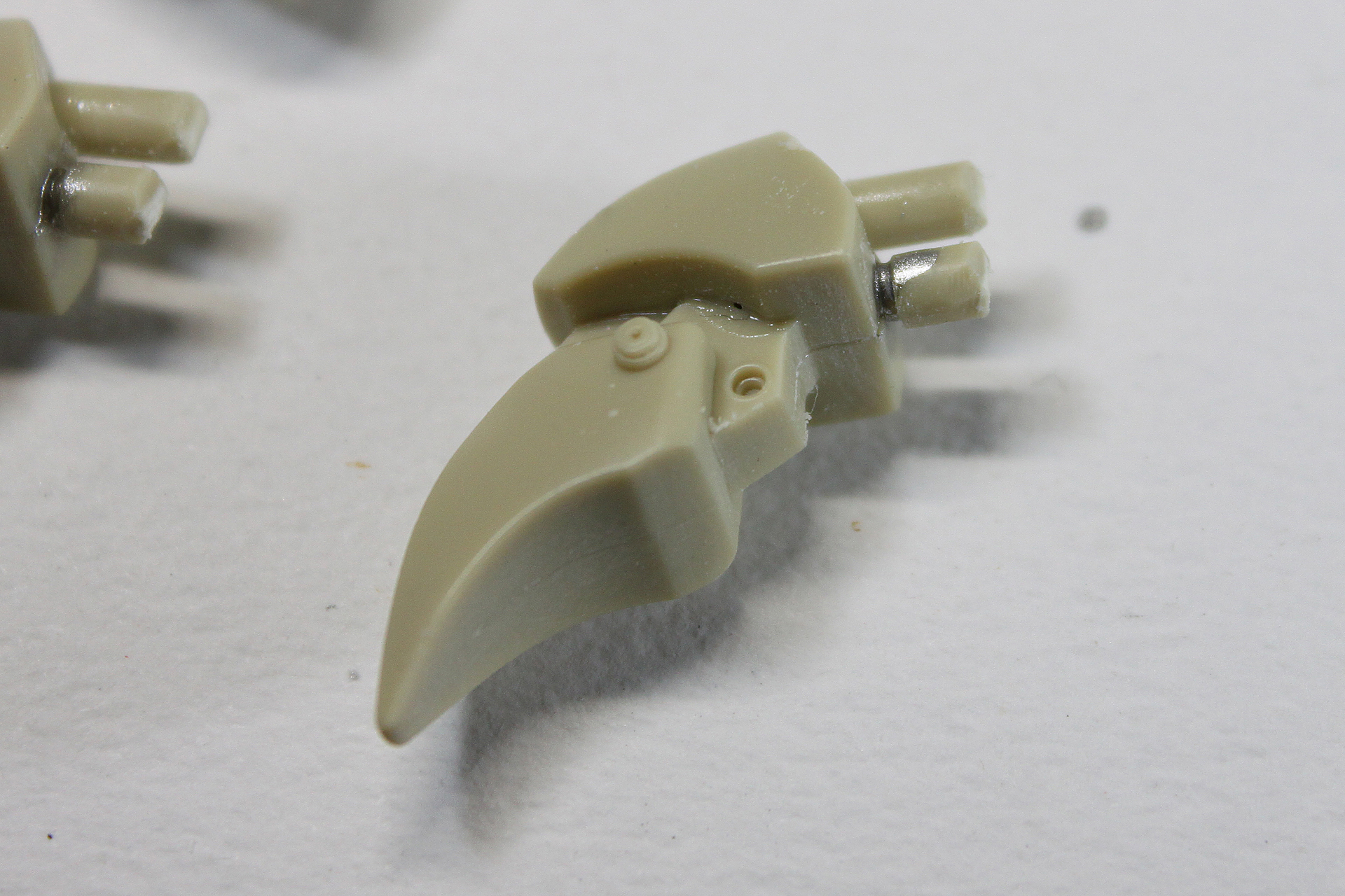 ほら、こういう、銀で塗ったところなどは、接着後よりも全然楽に作業できてしまうわけです