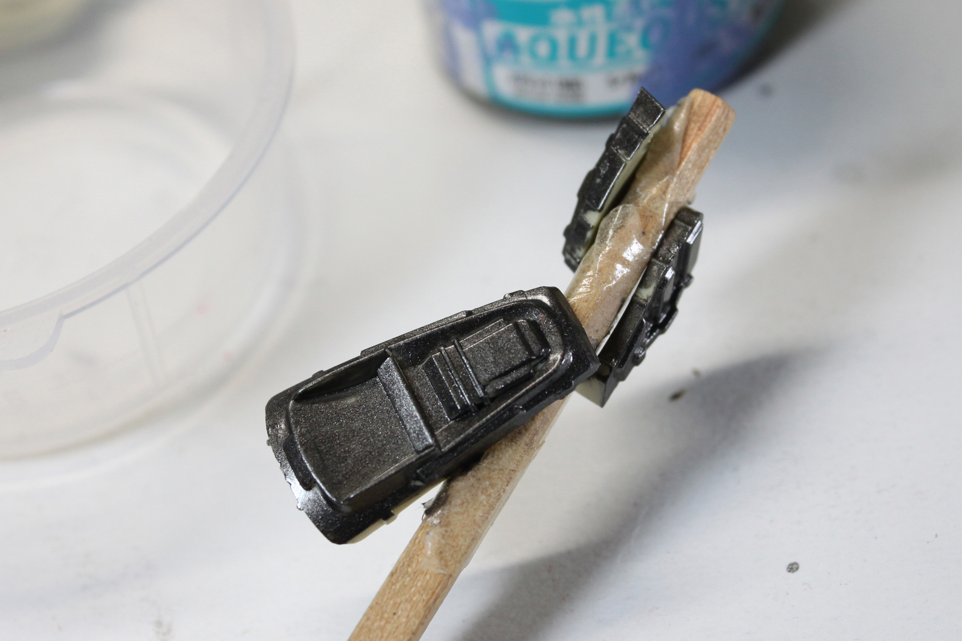 単なる黒鉄色のパーツにドライブラシをすれば……