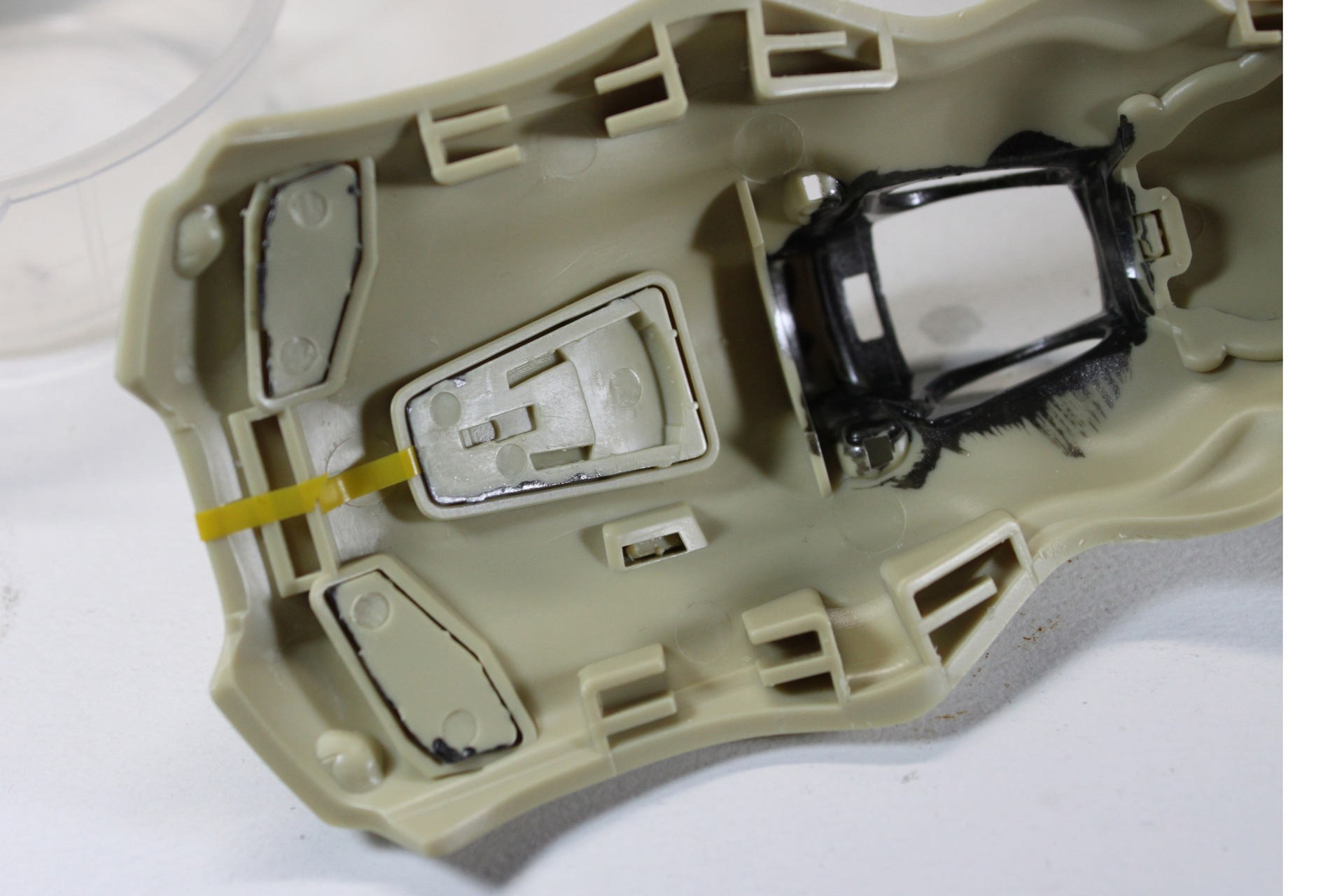 メカパーツをハメて……