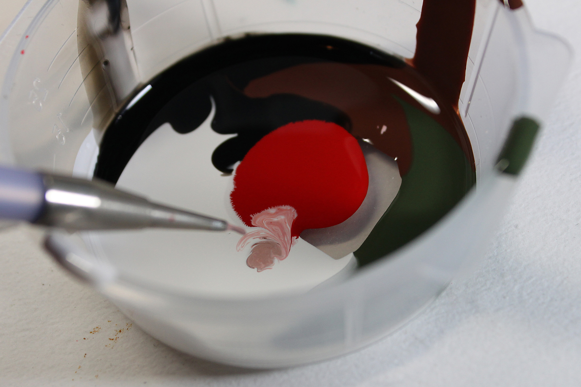 エナメル塗料をお皿に入れて、その上から数滴エナメル薄め液を垂らして好きな色を作ります。面積が少ないので、がっつり調色はしてません。