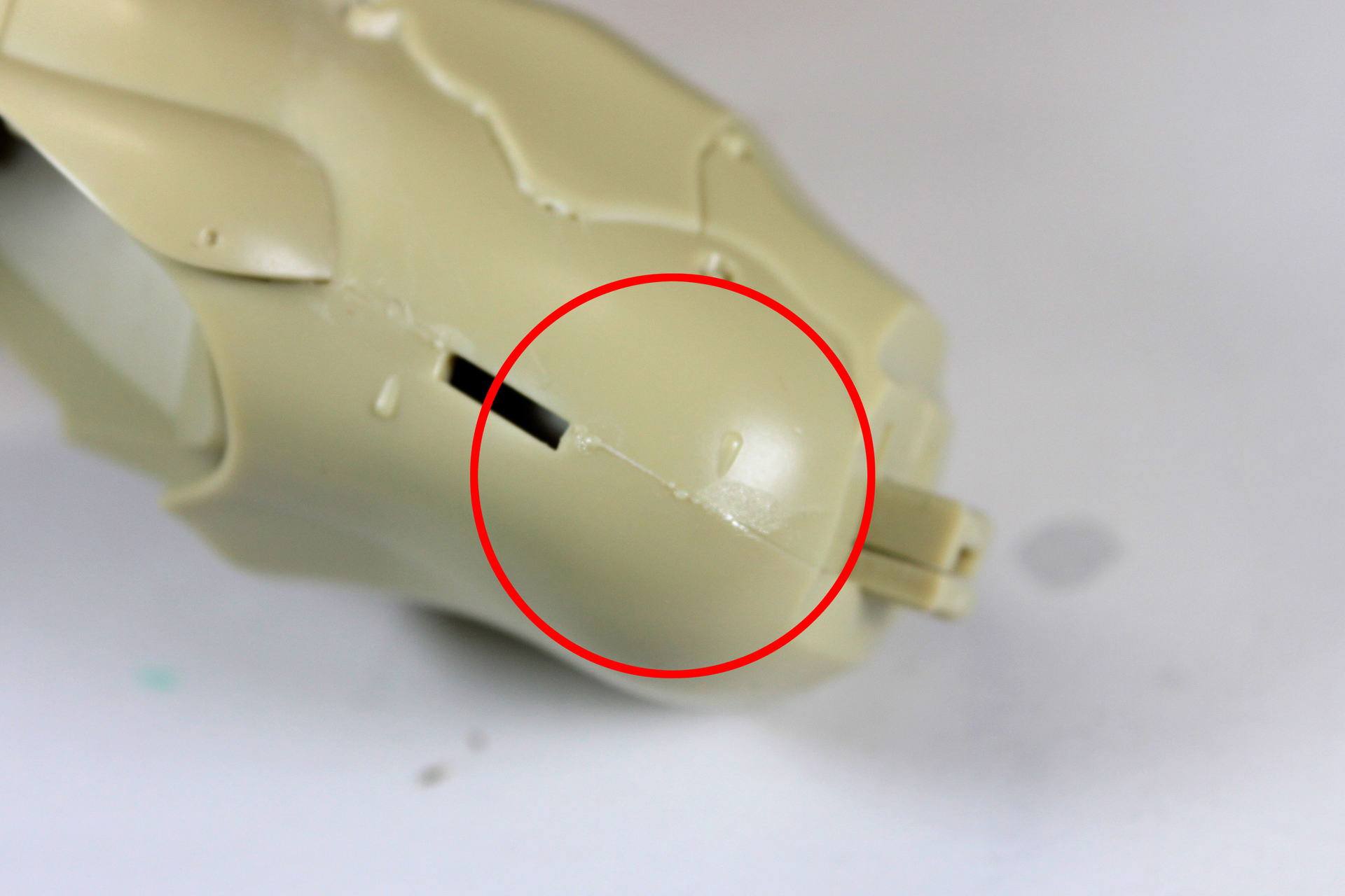 この合わせ目下のパーツにコクピットが含まれているので、ここを接着すると壊さない限り取り出せなくなります。