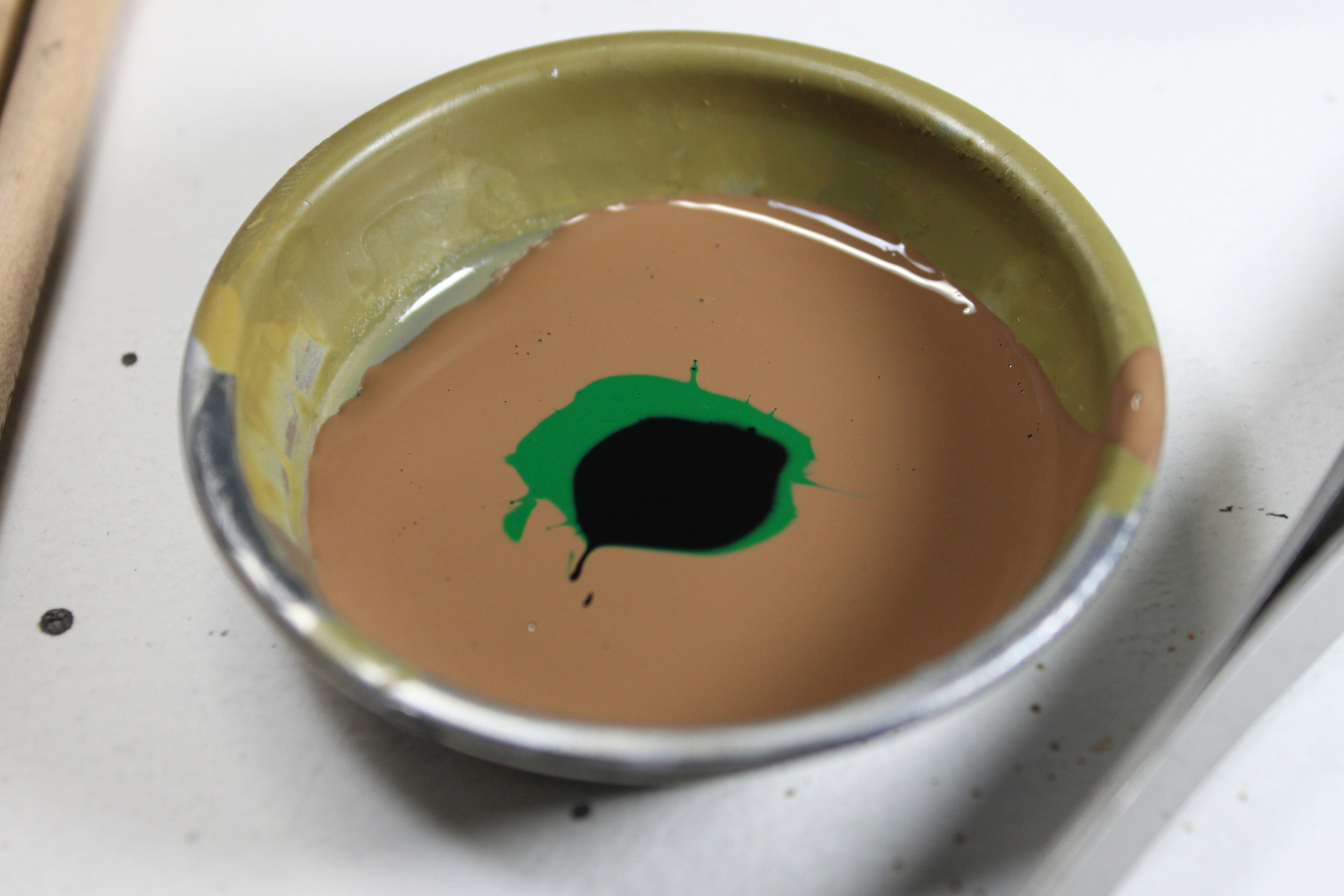 本体との違和感がないように、本体に使った色をベースに、茶色と緑と黒を混ぜてみました